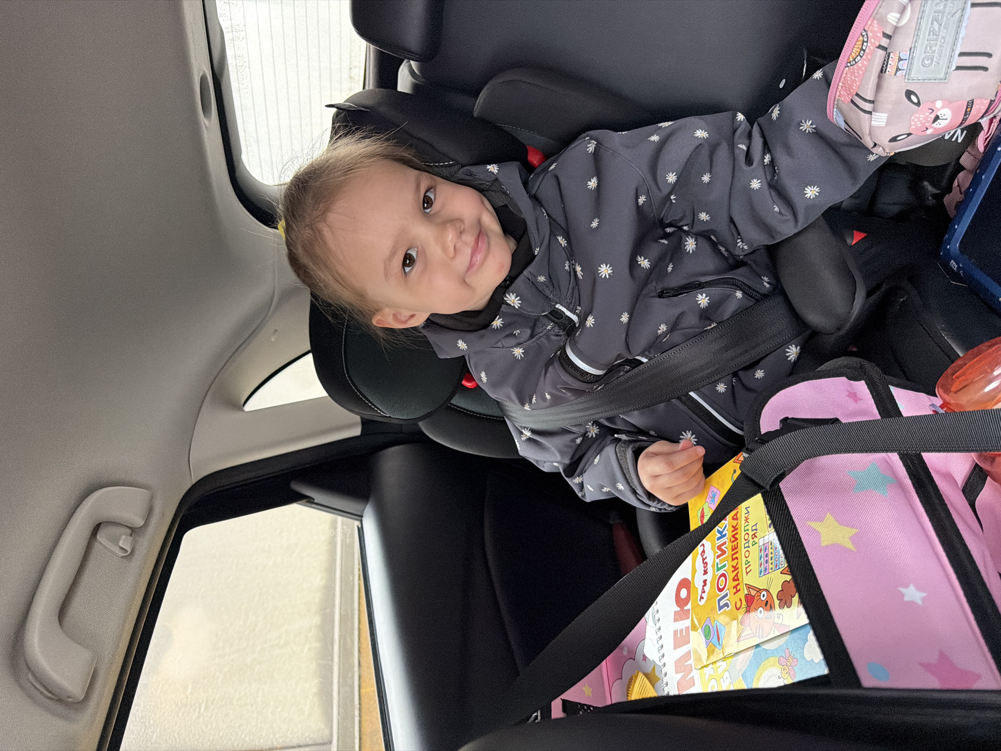 Child secured in car seat observed in Izhevsk vehicle