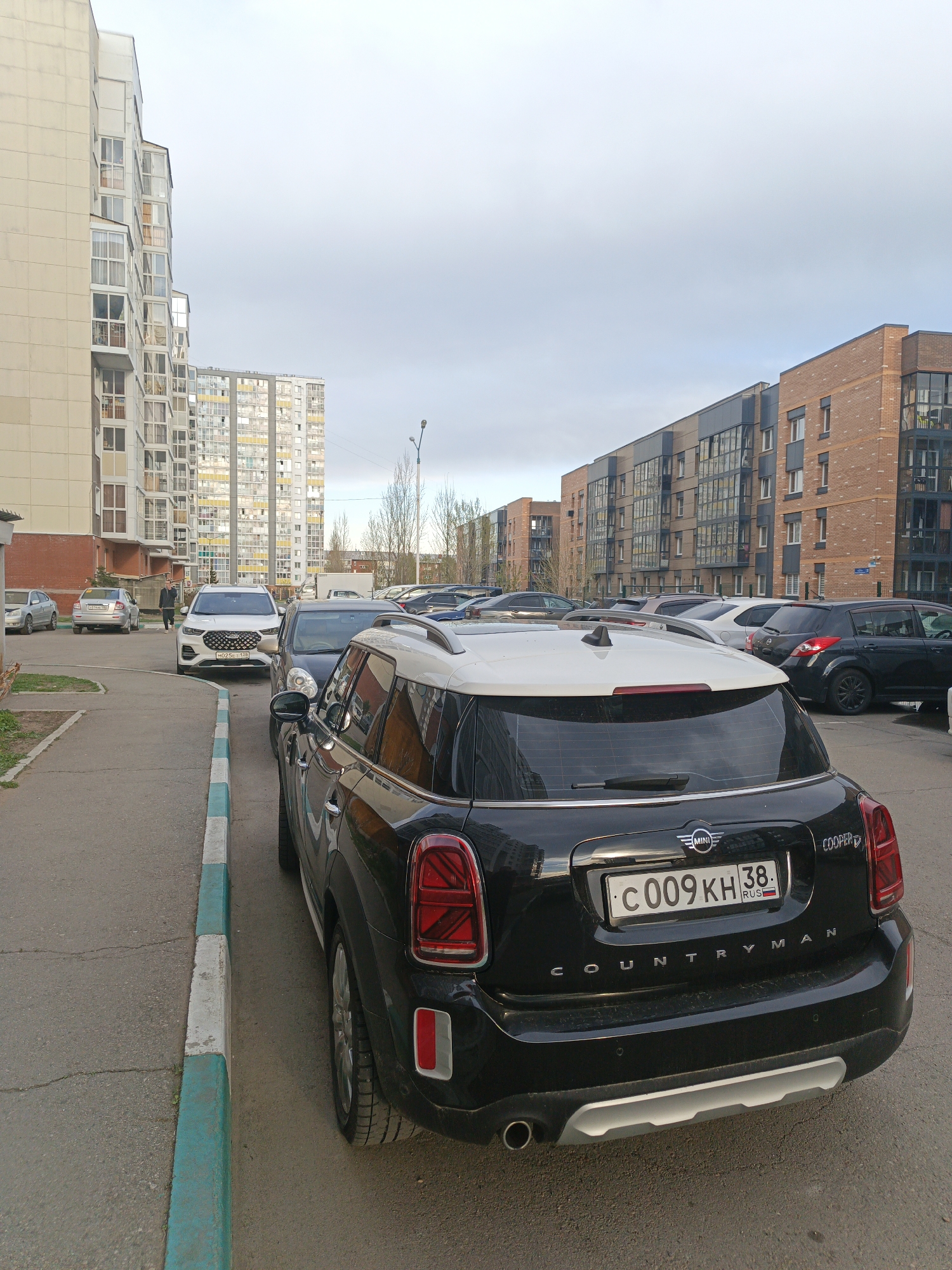 Everyday life documented in Irkutsk residential courtyards and playgrounds