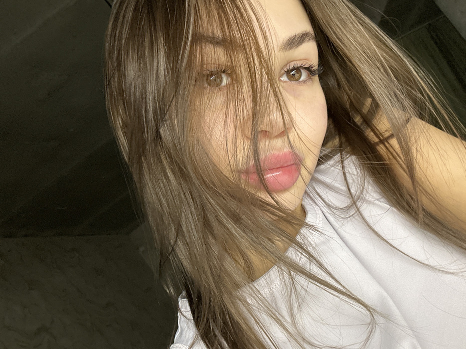 Woman documents evening with selfies and cat in Pervomaysky