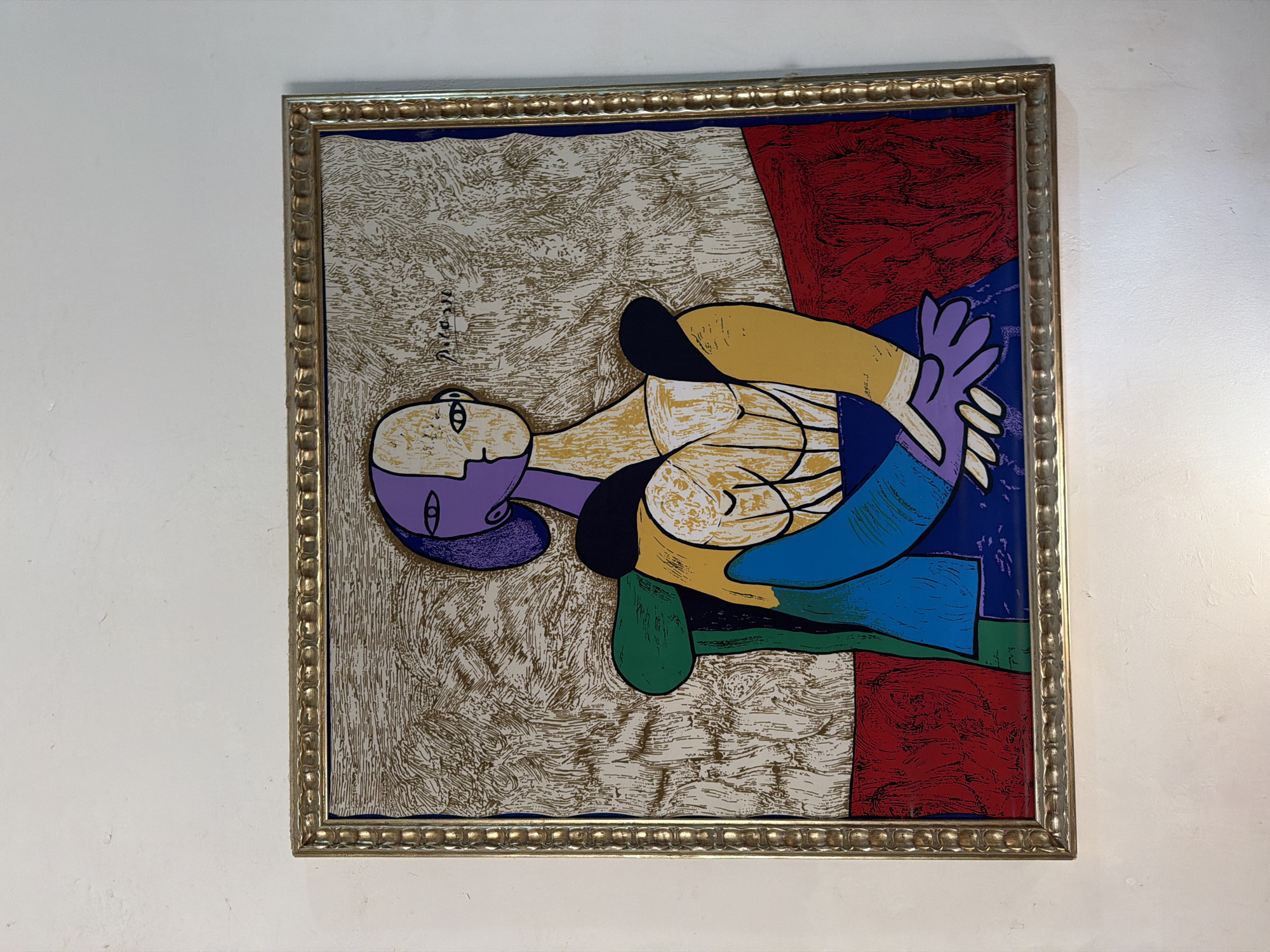 Domestic moments captured in Al Hadaba: artwork and cat