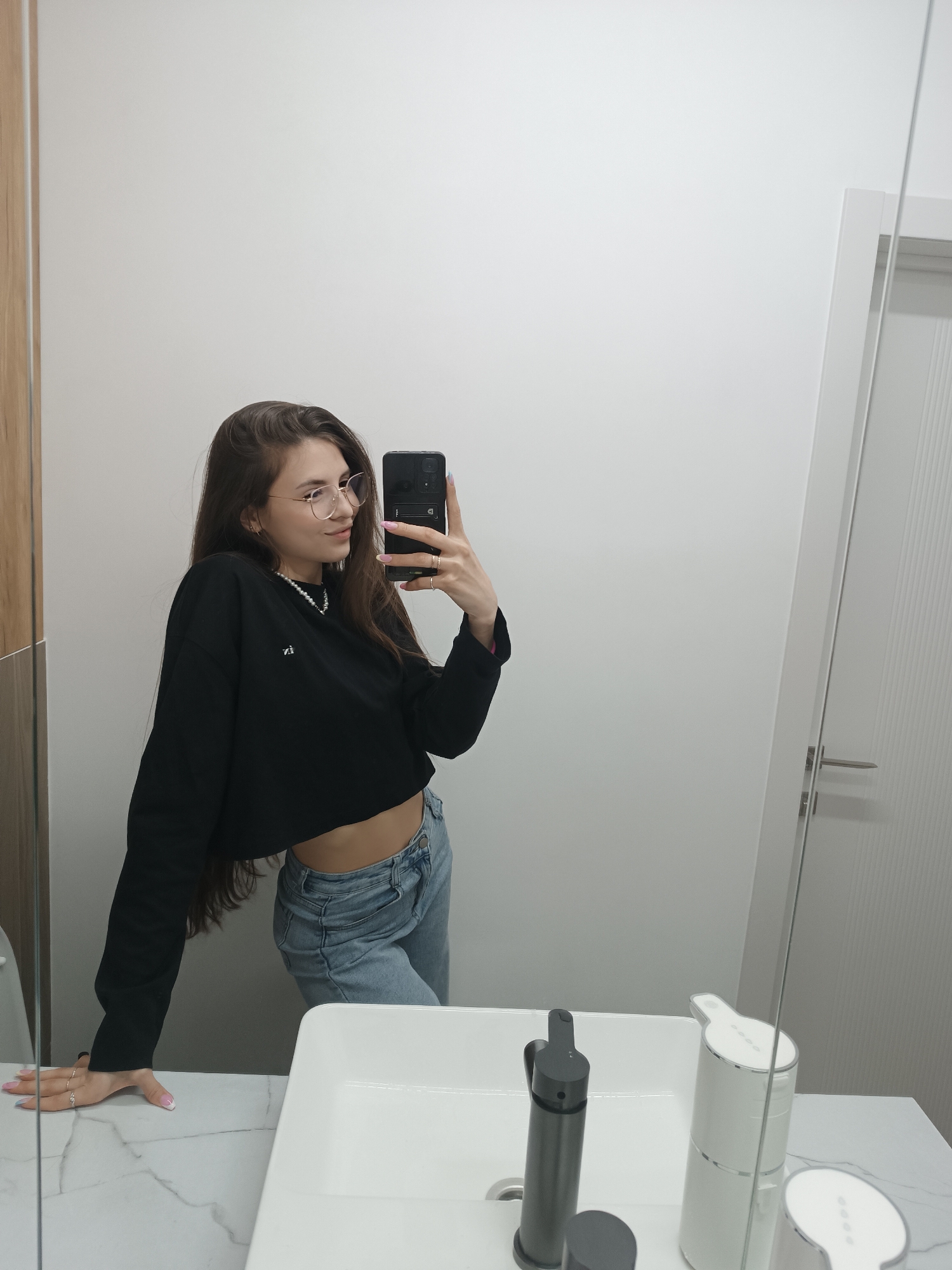 Woman takes bathroom selfies, vinyl setup documented same timeframe