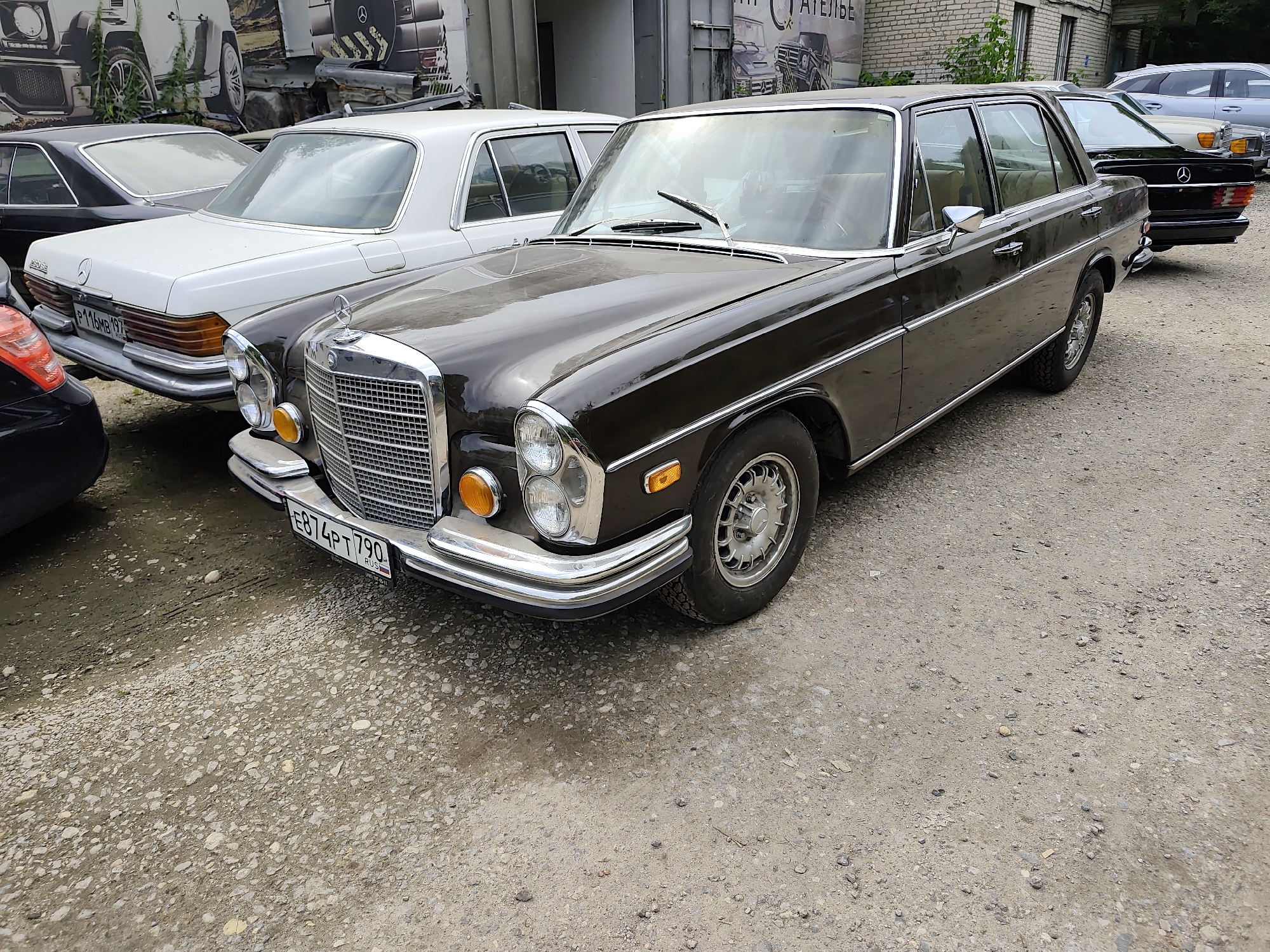Classic Mercedes-Benz collection spotted at a Moscow outdoor lot