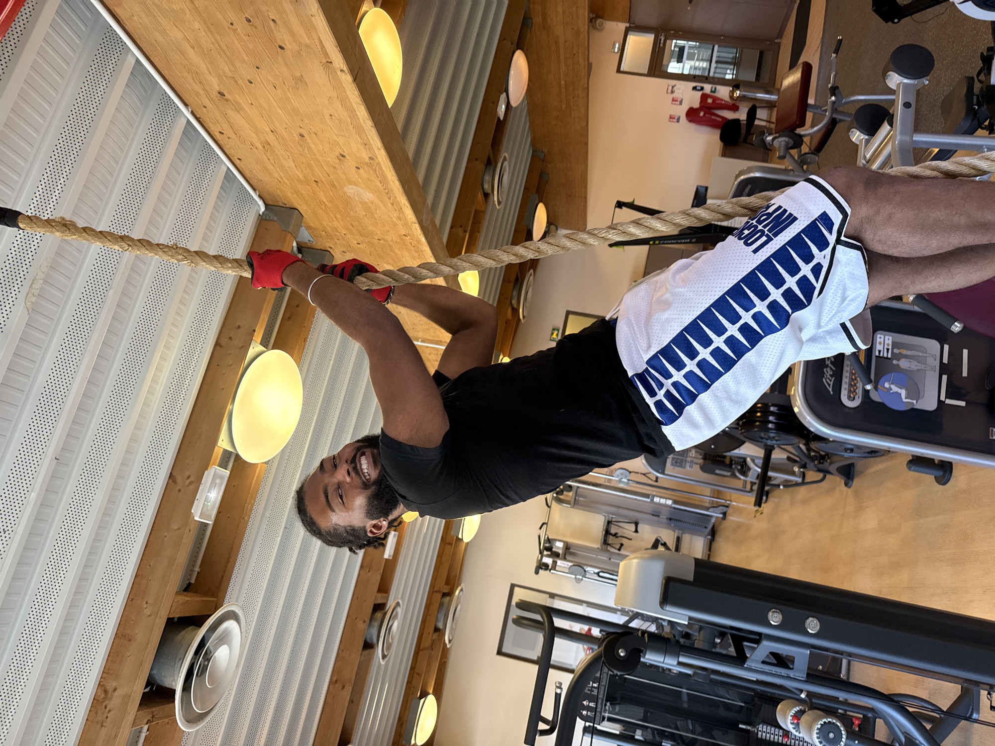 Man completes rope climbing and treadmill workout at Sarcelles gym