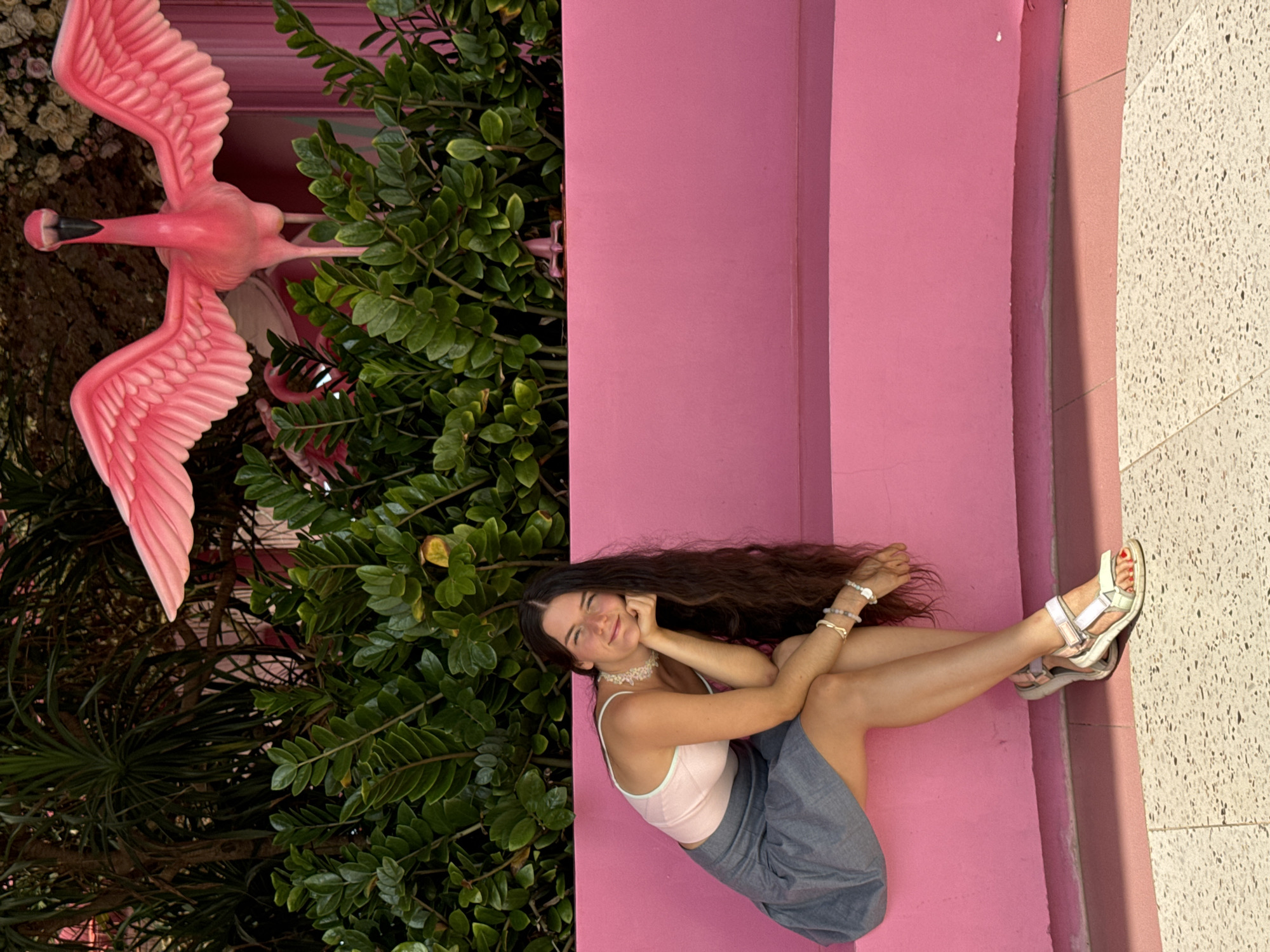 Photo session at pink-themed Vietnamese cafe features vintage cars