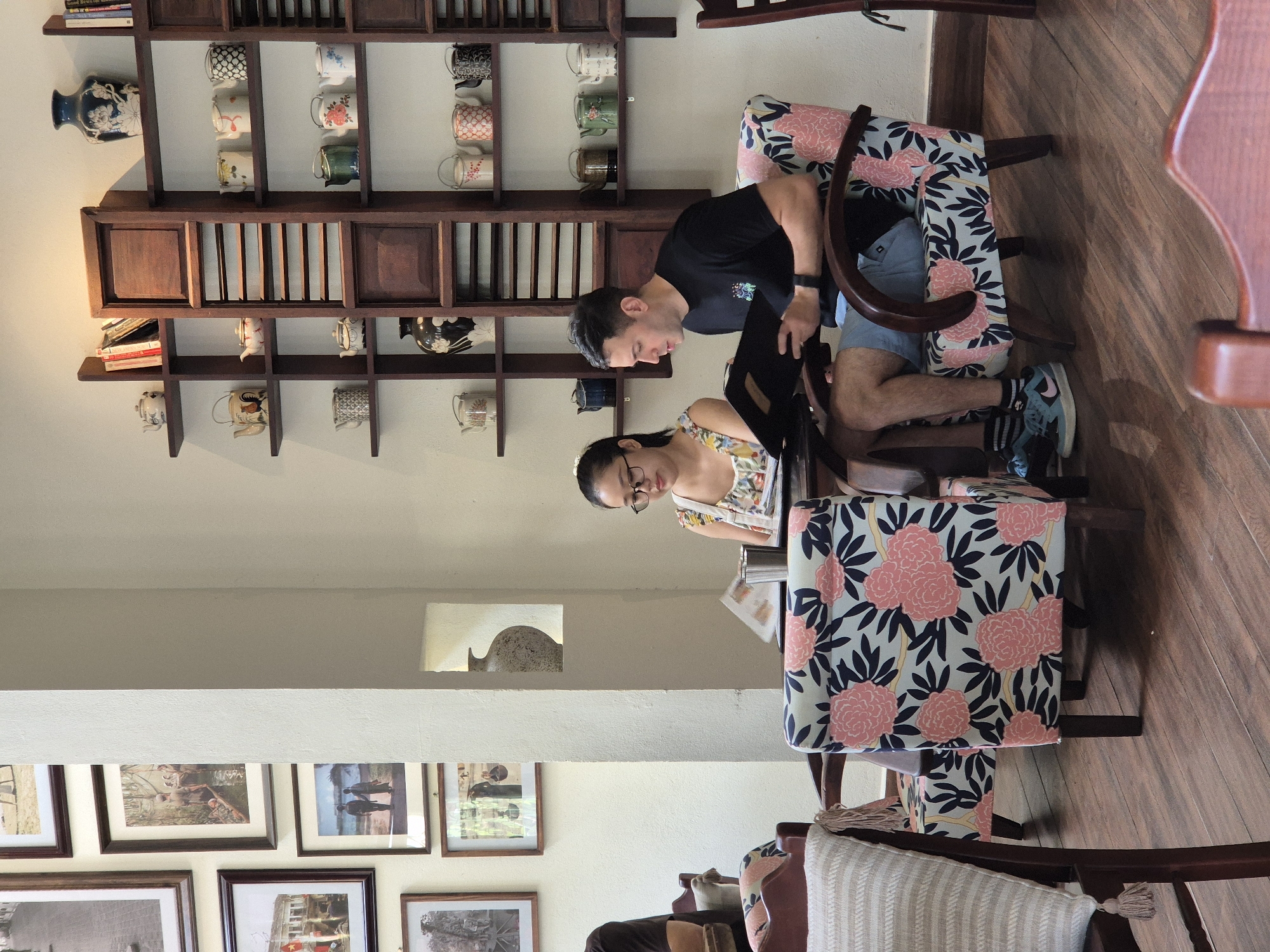Hanging out at a Da Nang café over coffee and conversation