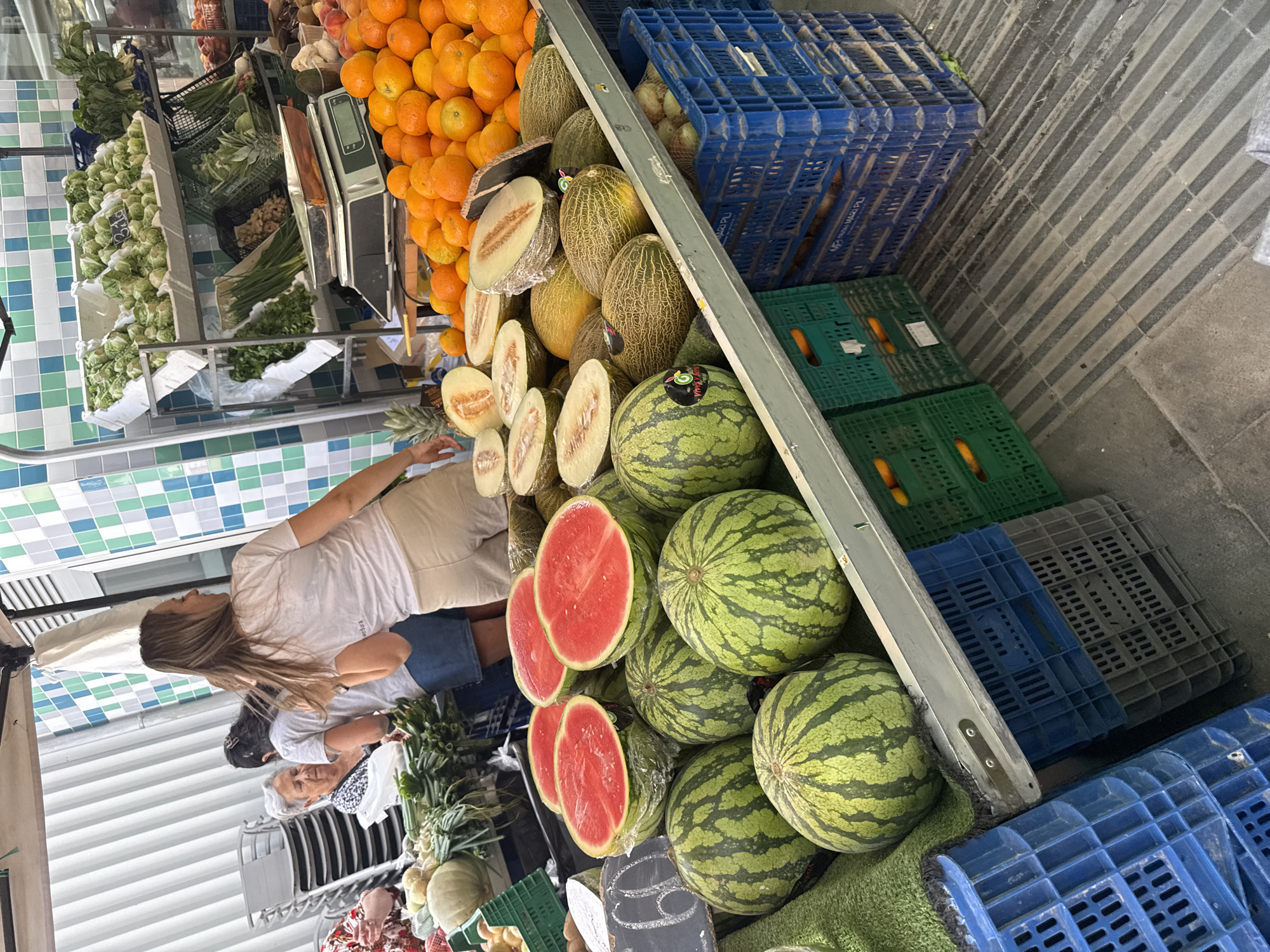 Market day scenes captured by witnesses in early morning