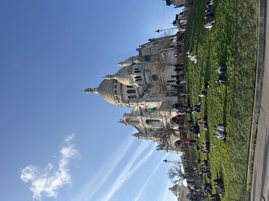 Crowds gather at Paris landmarks, evening concert documented
