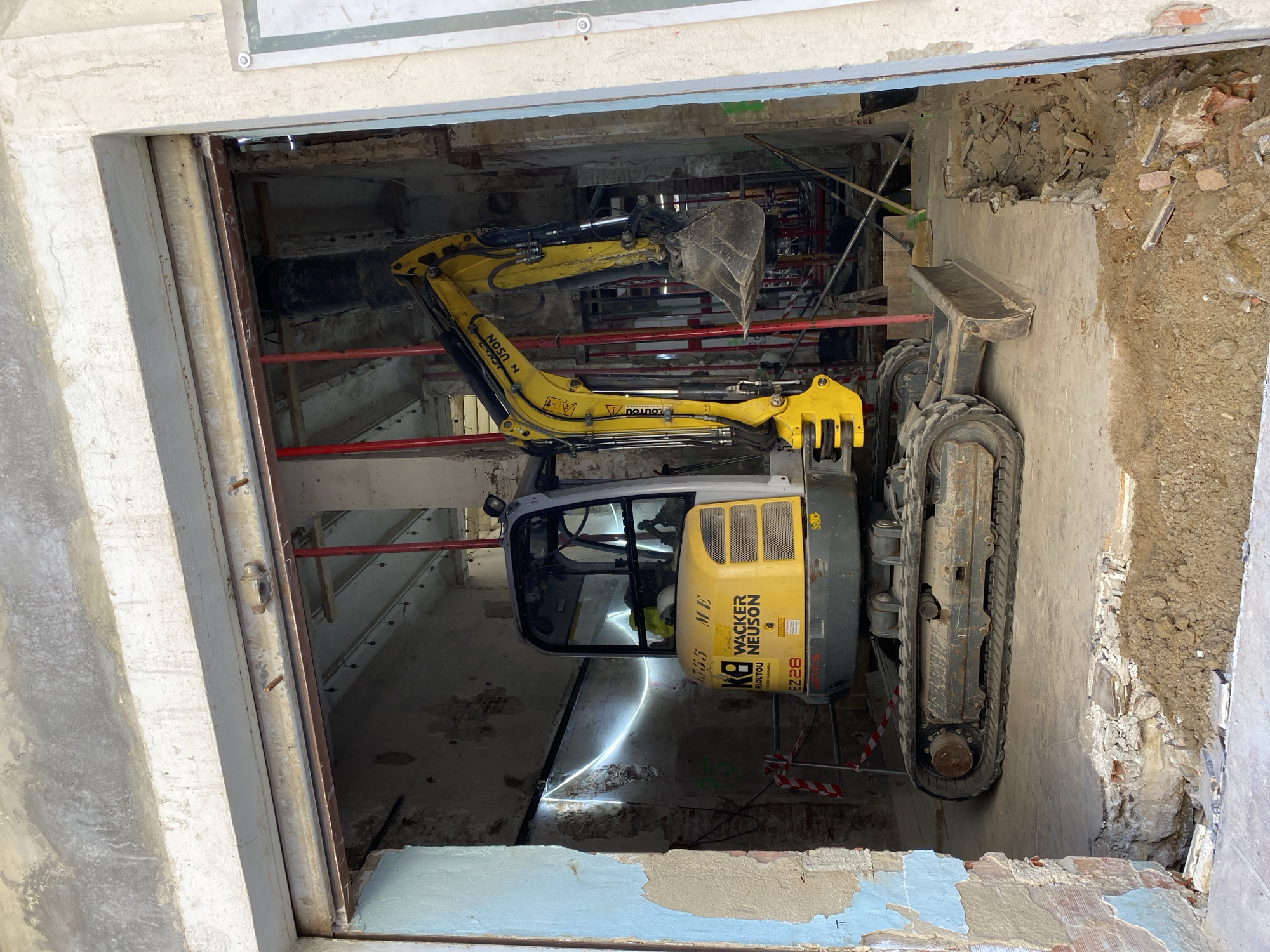 Morning scenes across Valencia: construction work and cafe life