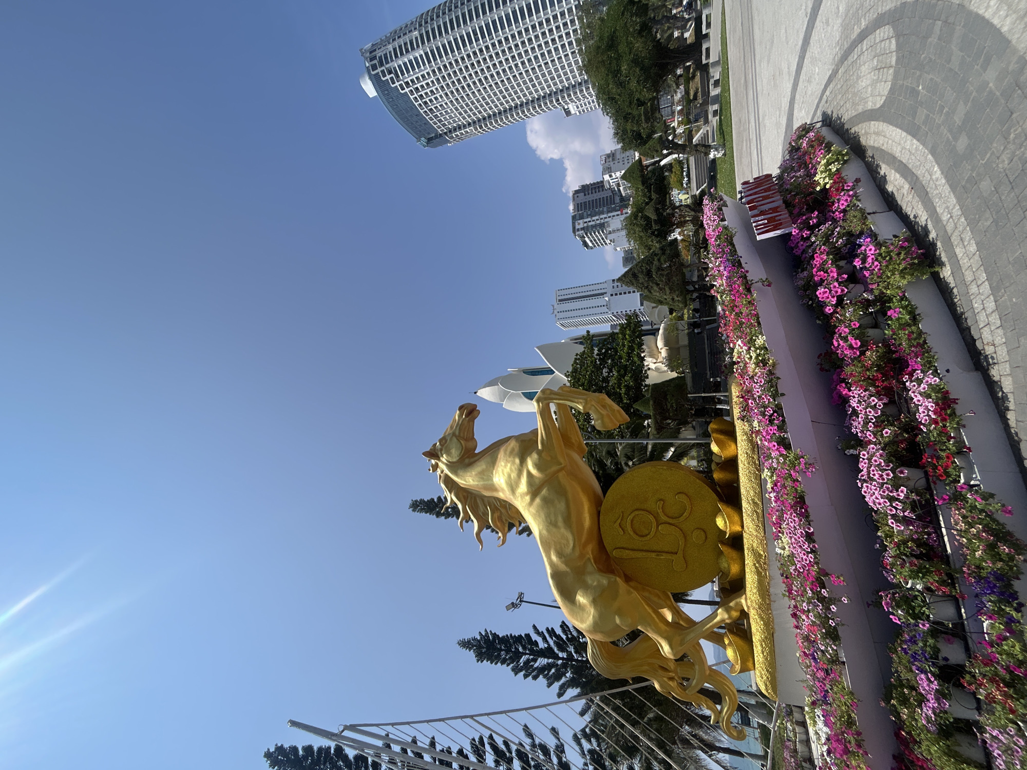 Golden horse statue spotted in Nha Trang urban scene