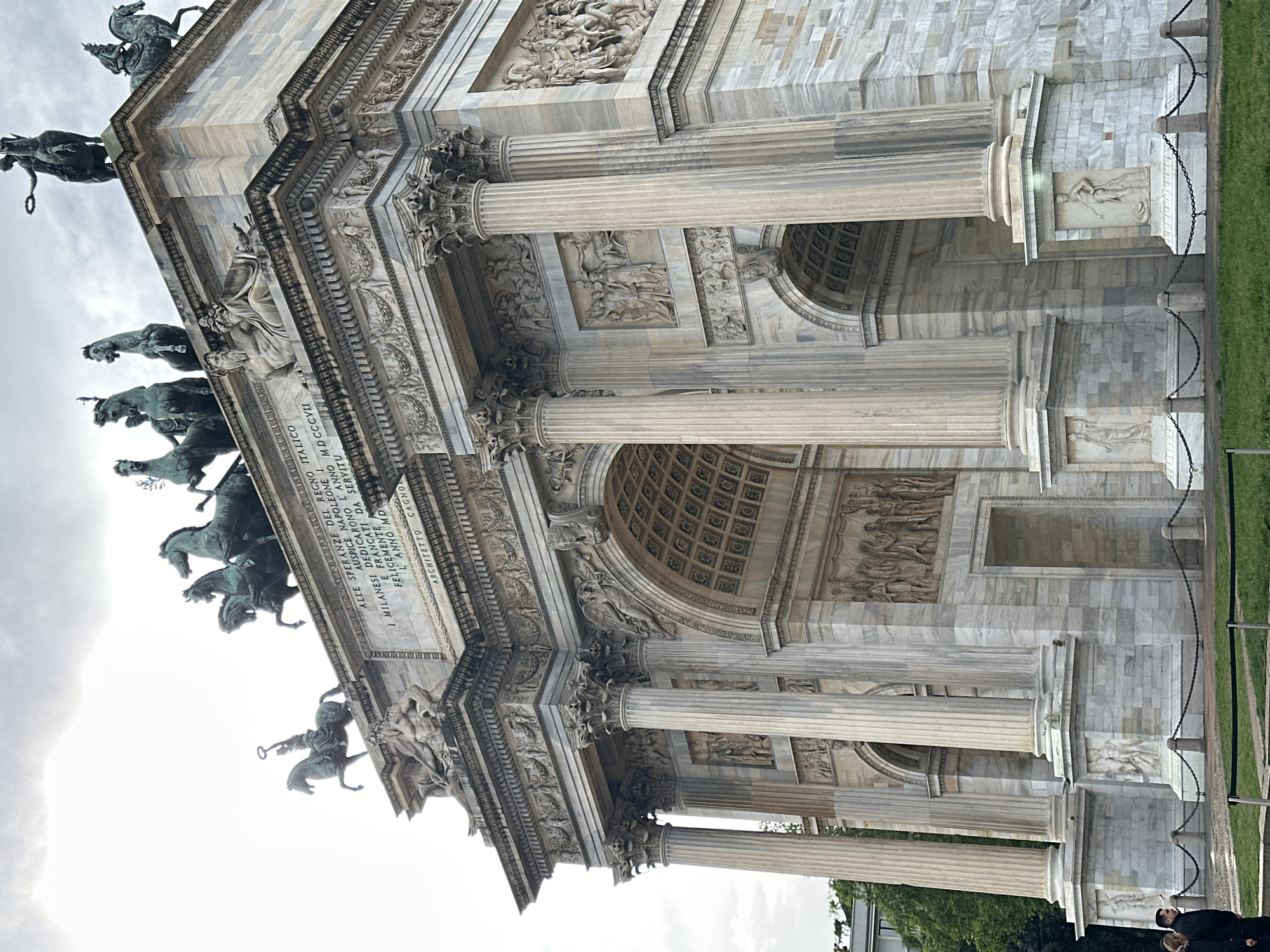 Ordinary Milan moments: shopping, tourism, tattooing documented downtown