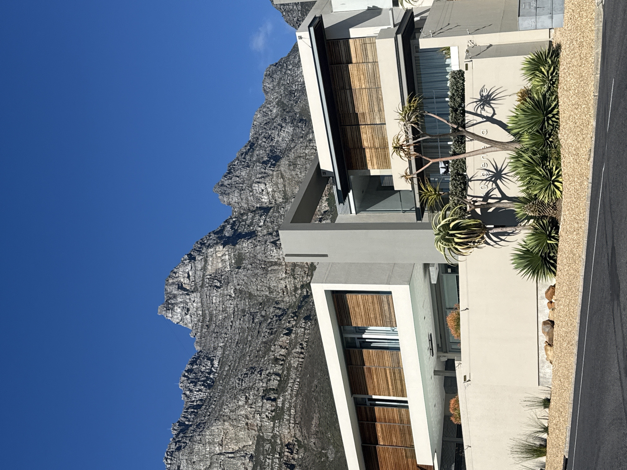 Street views showcase Cape Town's iconic mountain backdrop