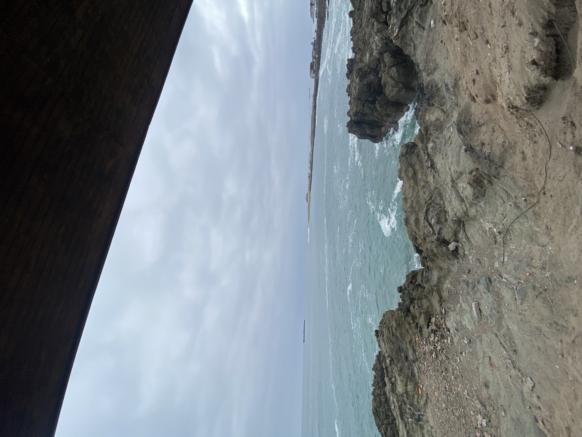 Overcast Pacific view captured from Arica cliff
