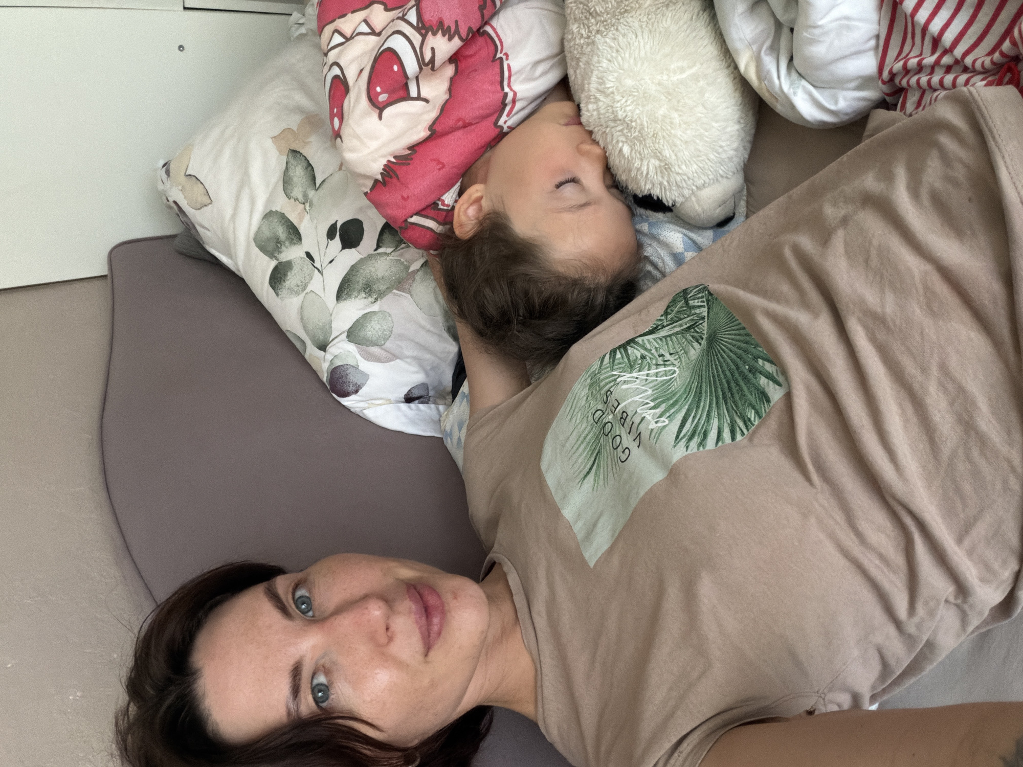 Lazy morning in Perm: cats, decorated breakfast bowls, home comfort