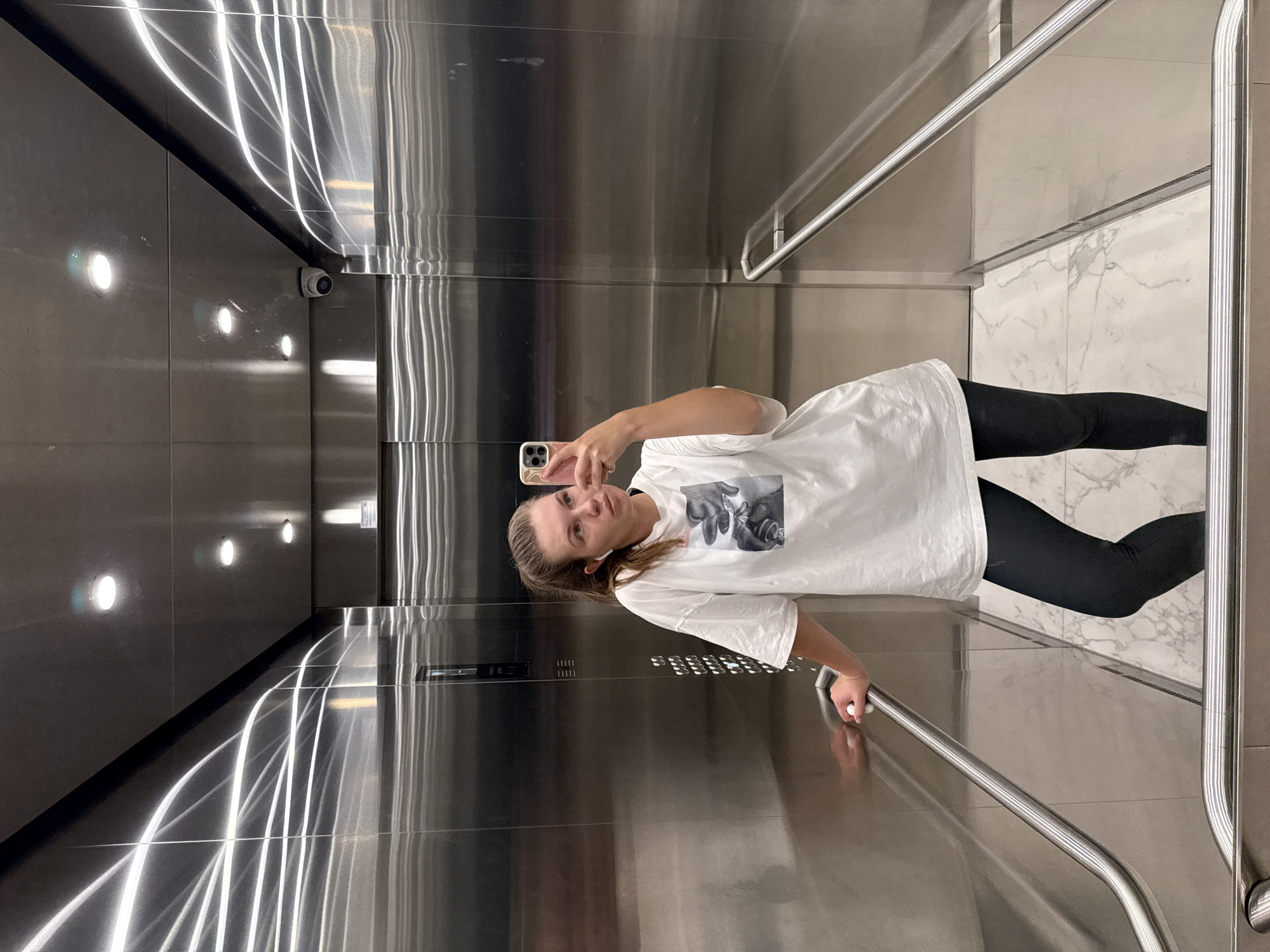 Woman documents afternoon in Belgrade through multiple selfies
