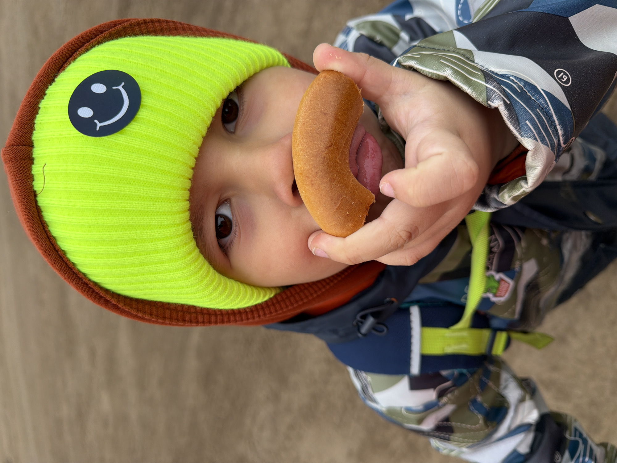 Family with toddler spotted eating snacks in Chaikovsky park