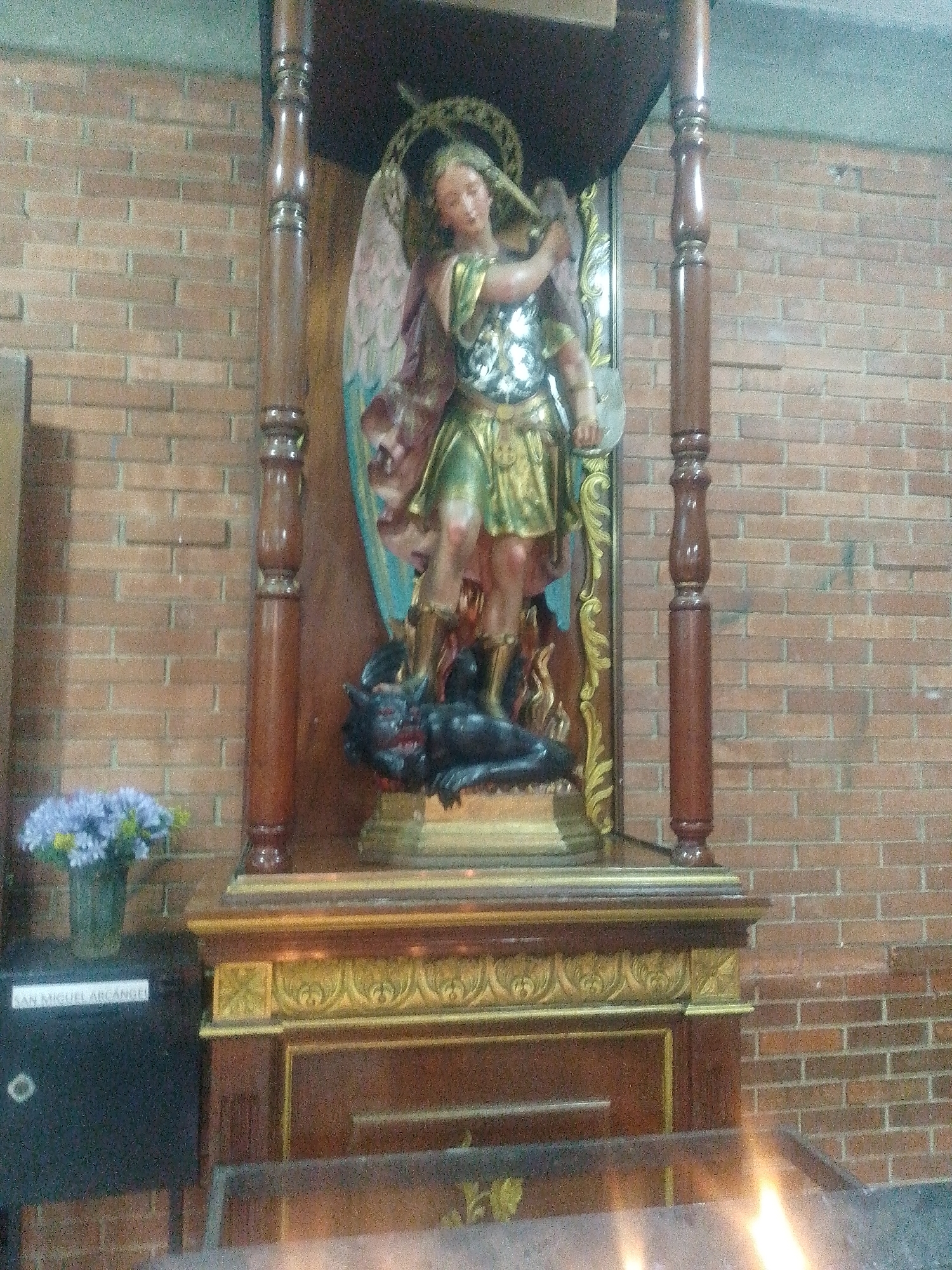 Easter religious displays documented at Caracas church setting