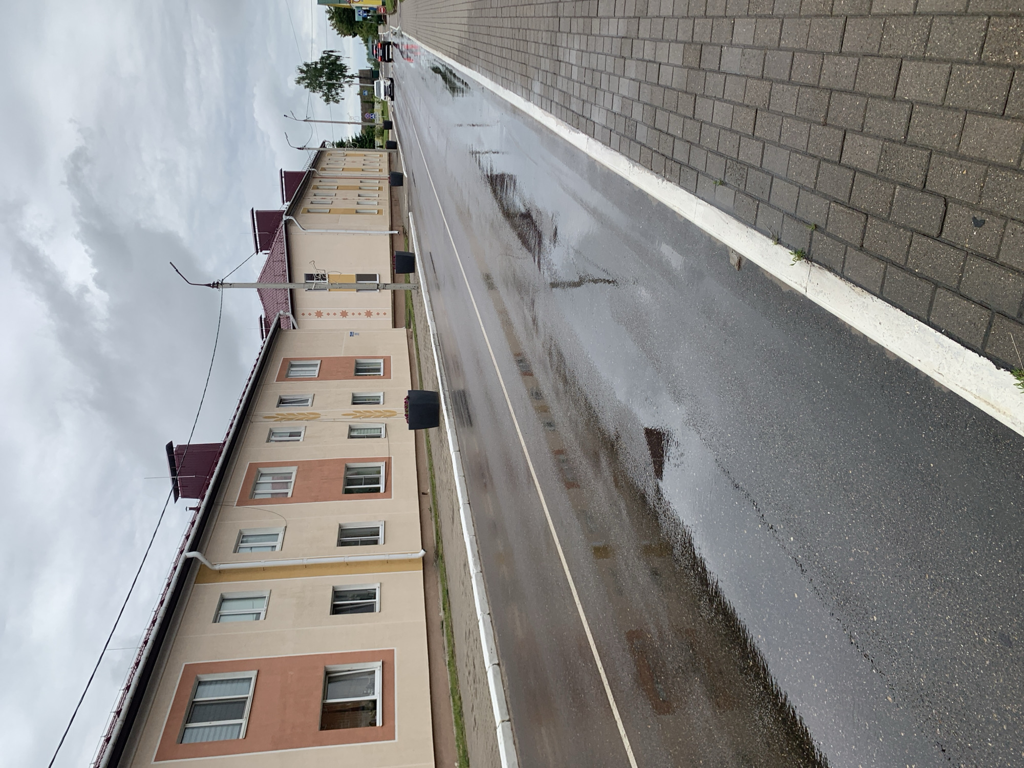 Morning scenes mixing indoor breakfast and outdoor streets in Kapyĺ