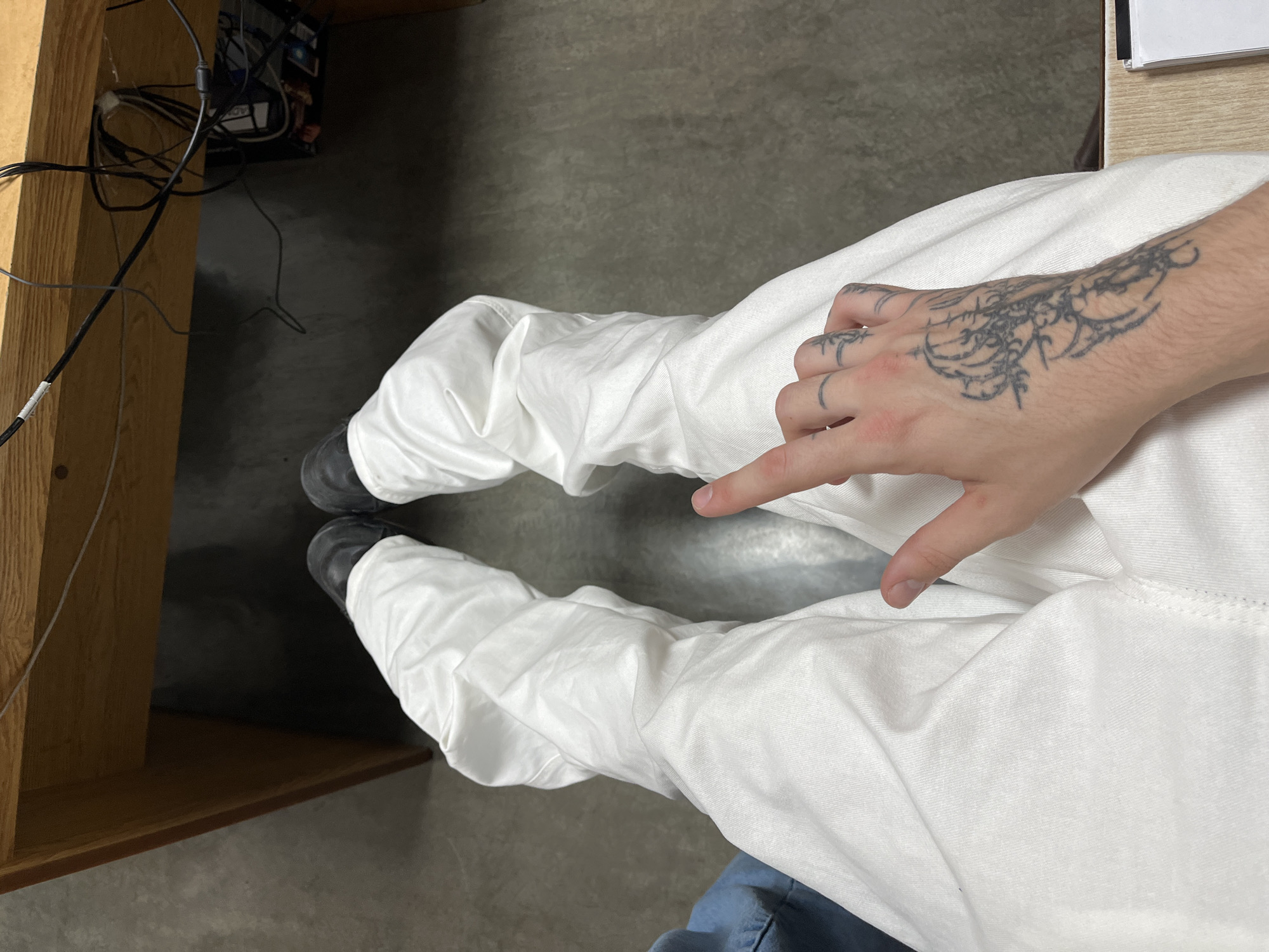 Person in white clothing with hand tattoo spotted in Bahía Blanca