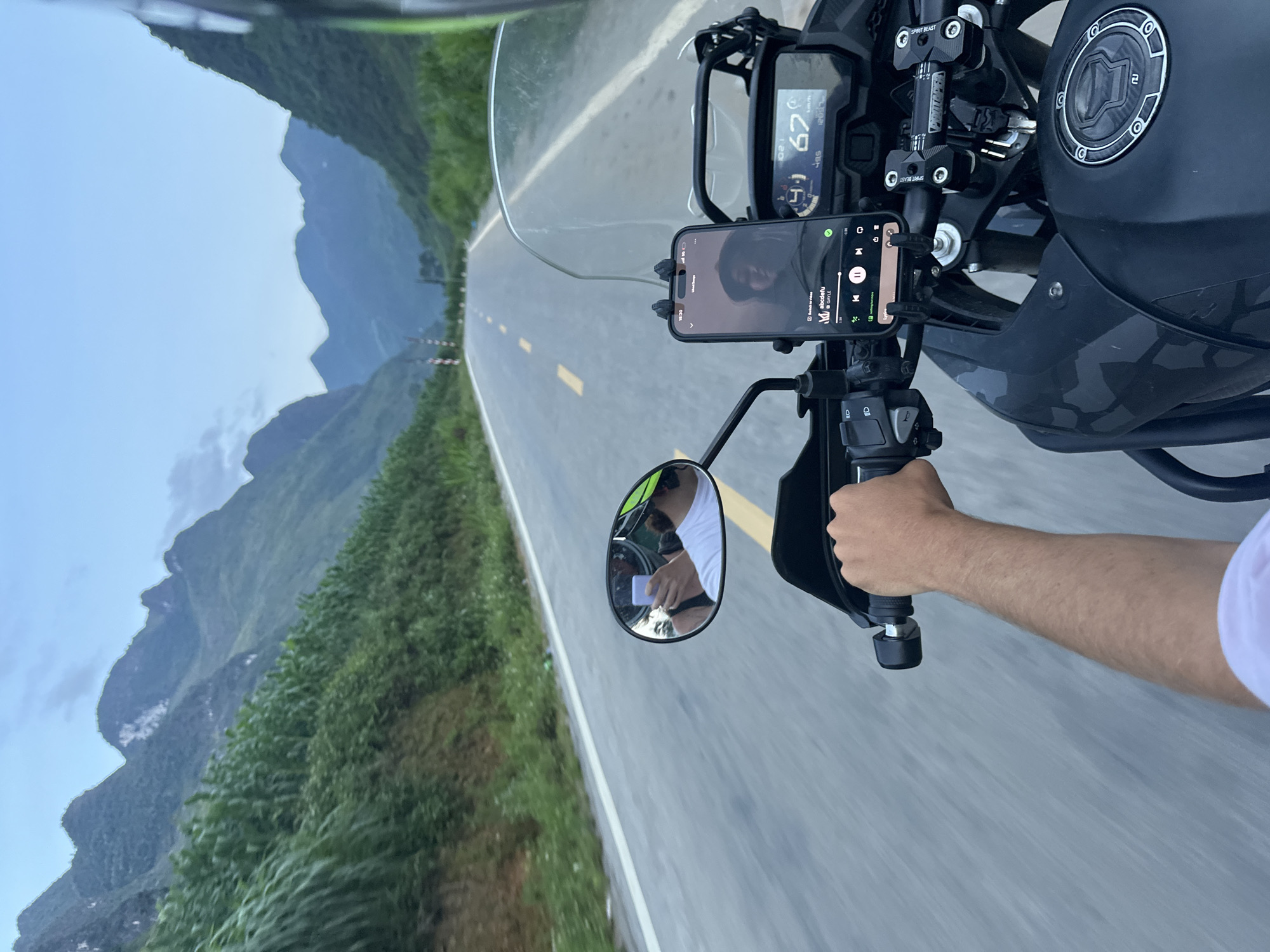 Travelers document scenic mountain road journey in northern Vietnam