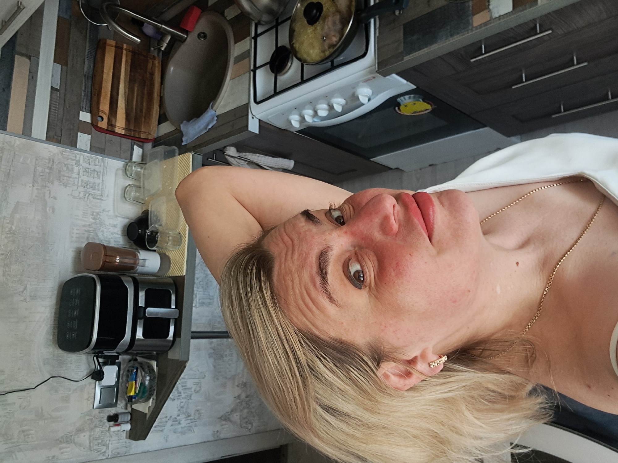 Woman's morning routine documented in Elektrostal, Russia