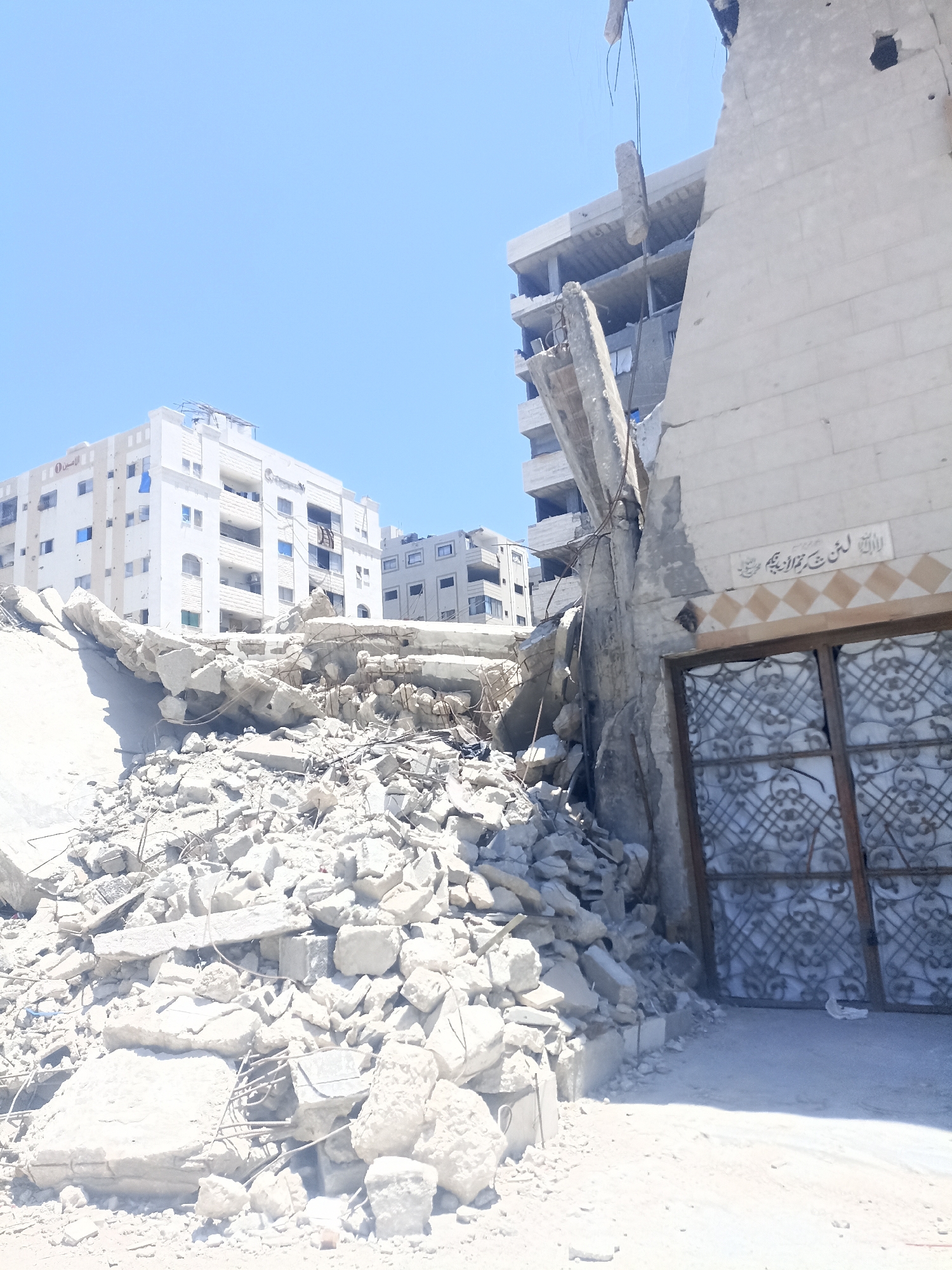Gaza bakery stays open amid heavily damaged city streets