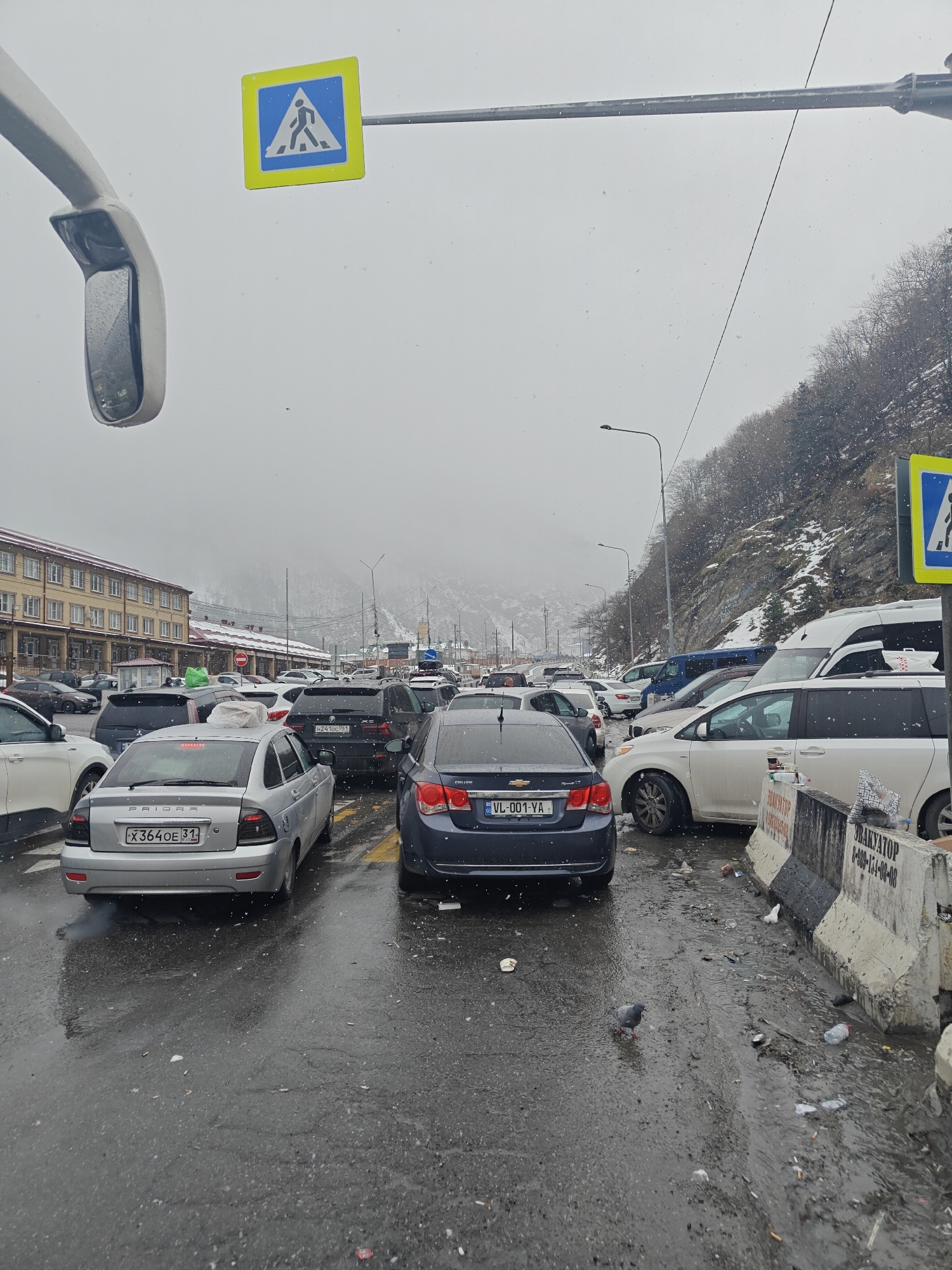 Heavy traffic jams Verkhnii Lars during snowfall