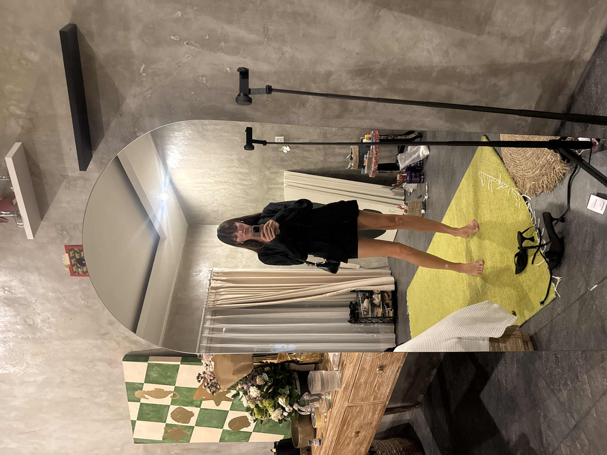 Mirror selfie in a North Kuta apartment, all-black outfit