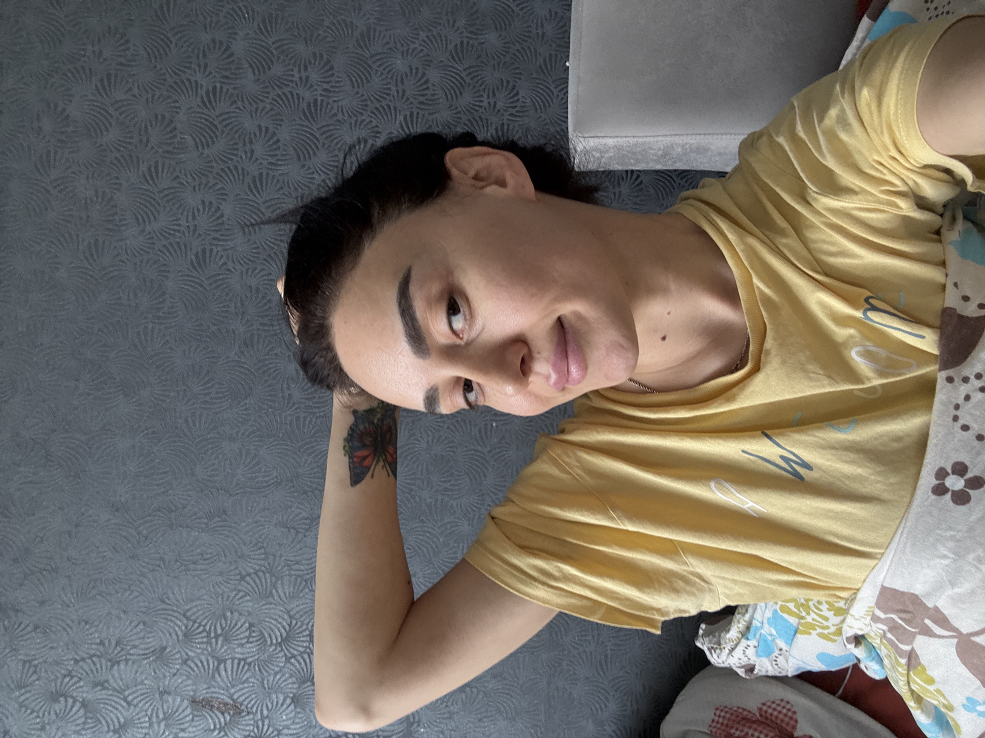 Woman documents morning routine through selfies across Tbilisi