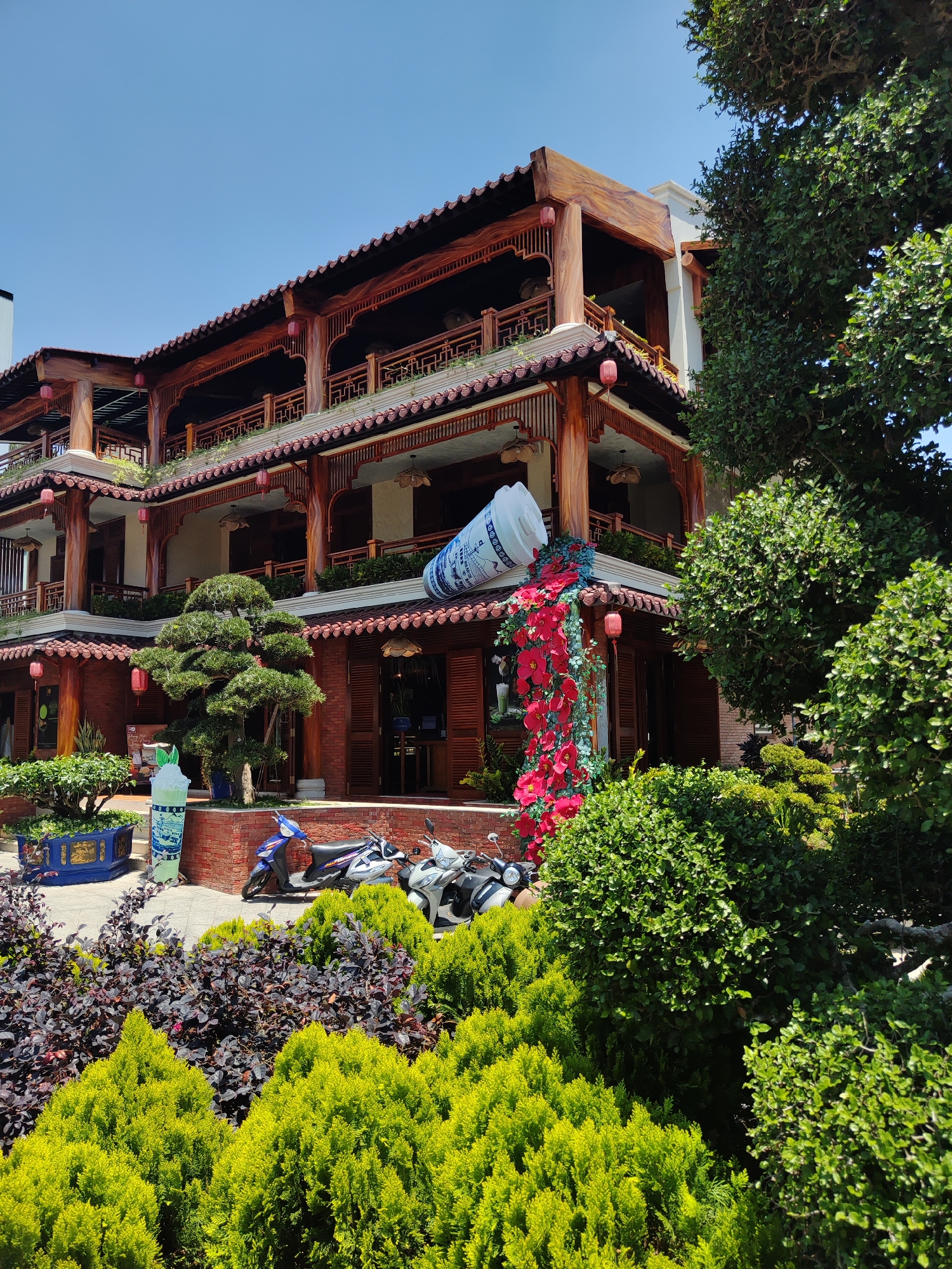 Morning scenes documented across Da Lat Vietnam cultural sites