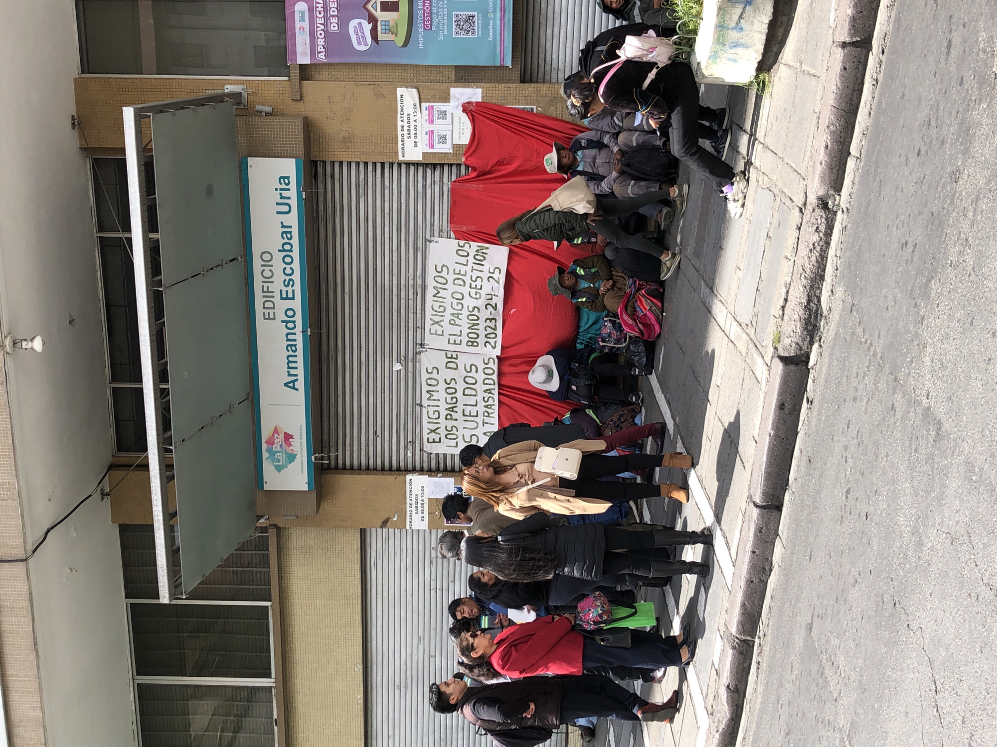 Workers protest for unpaid wages at La Paz municipal building