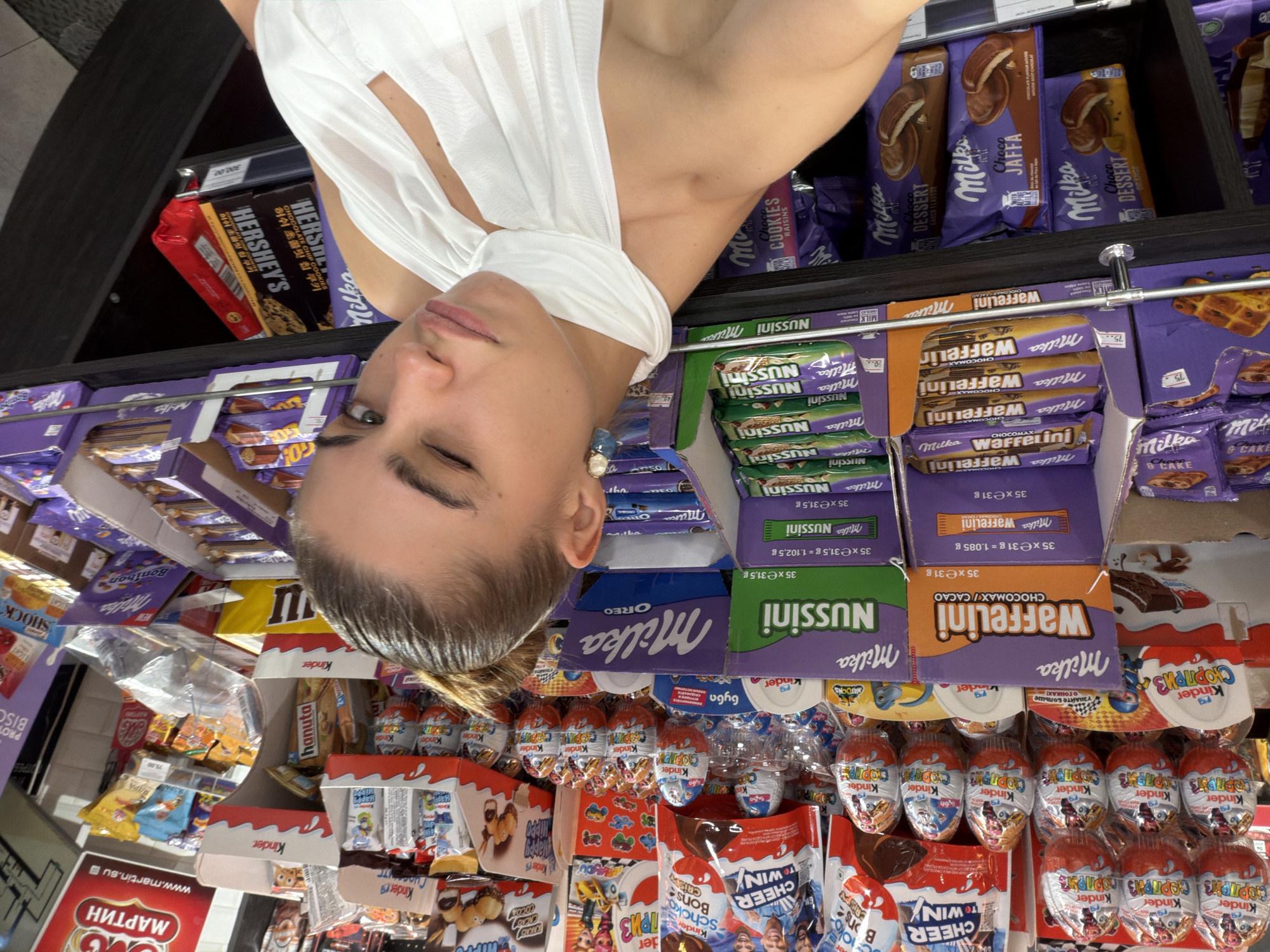 Evening street life and convenience store visits in Moscow