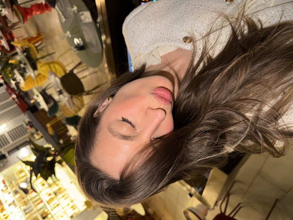 Woman documents night out in Budva through selfies