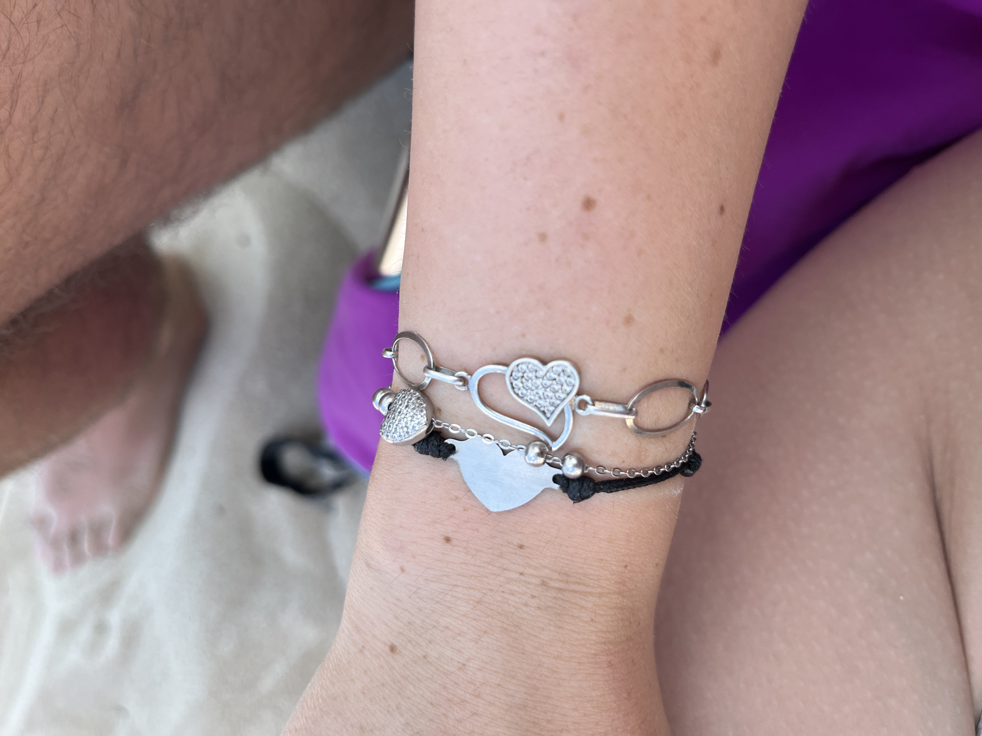 Sunny beach day in Kiten with jewelry close-ups and crowd scenes