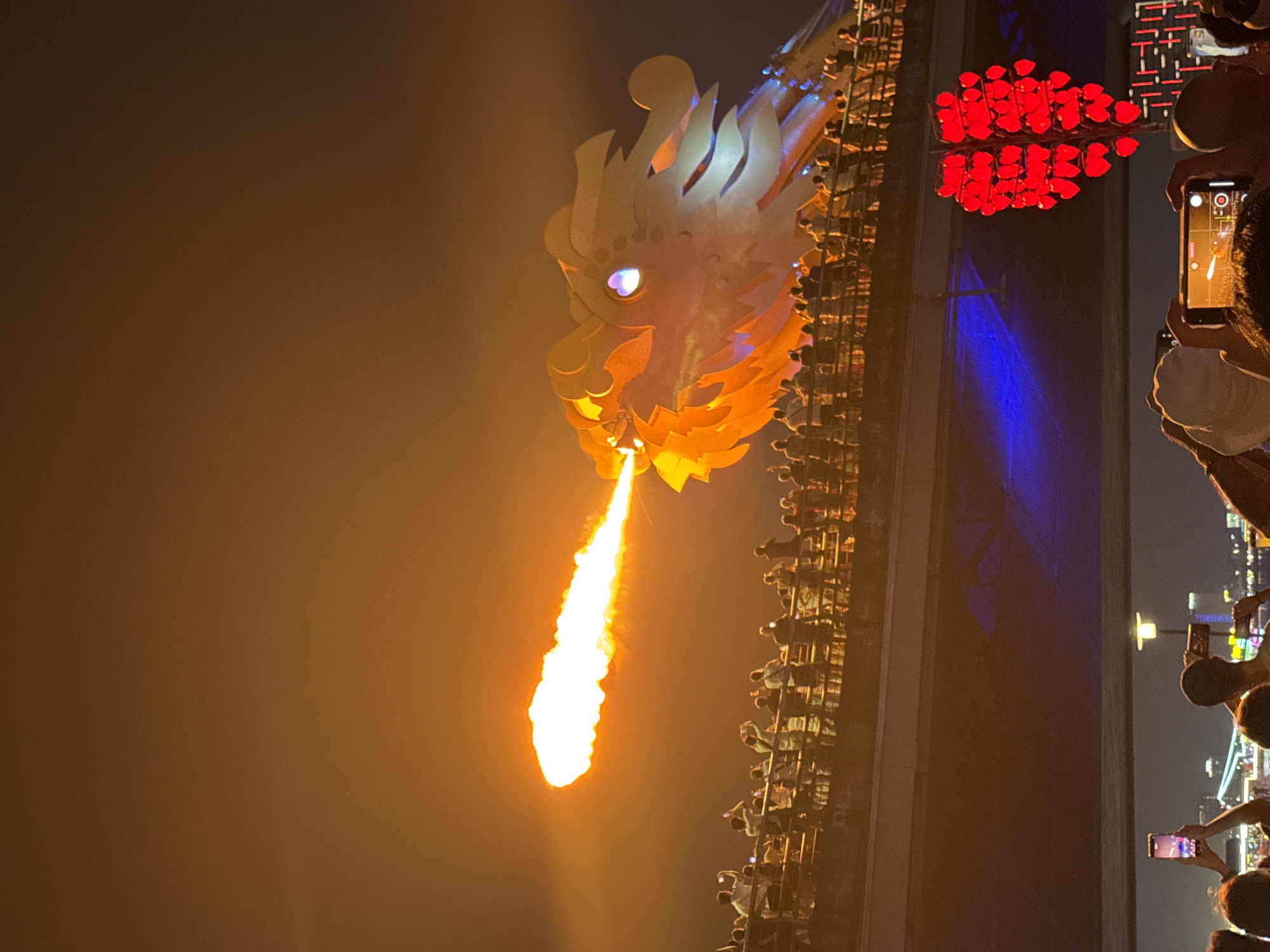 Dragon Bridge performs fire show for crowds in Đà Nẵng