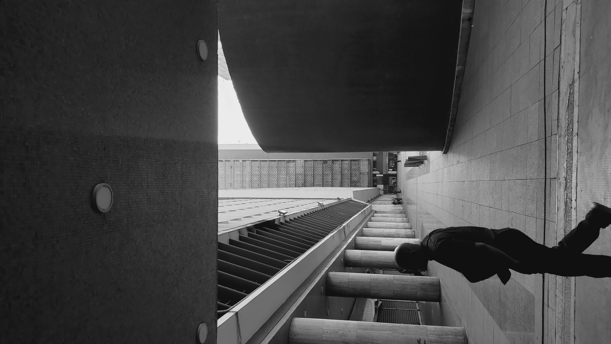 Photographer documents Caracas architecture and street life in afternoon walk