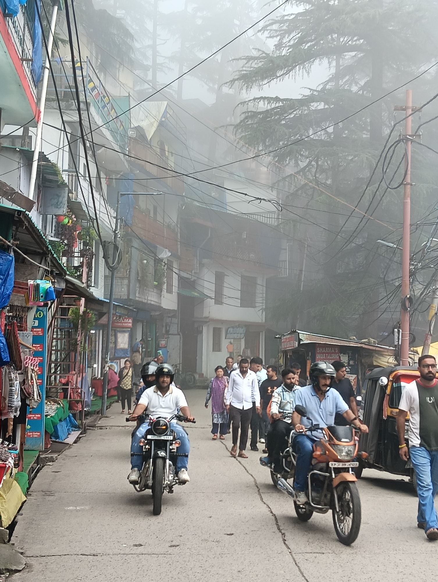 Busy morning on the streets of Dharamkot and Bhagsu