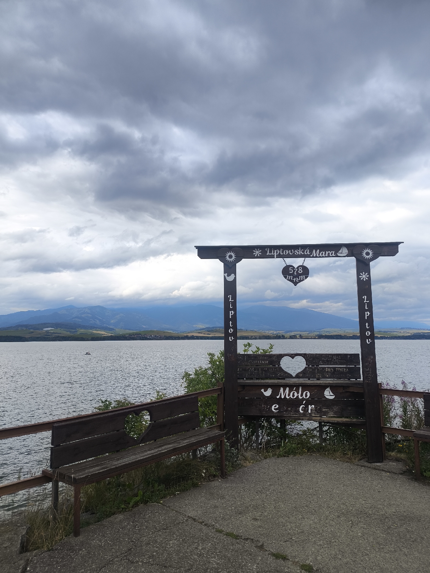 Lakeside stop at Liptovská Mara, Galovany on a grey afternoon