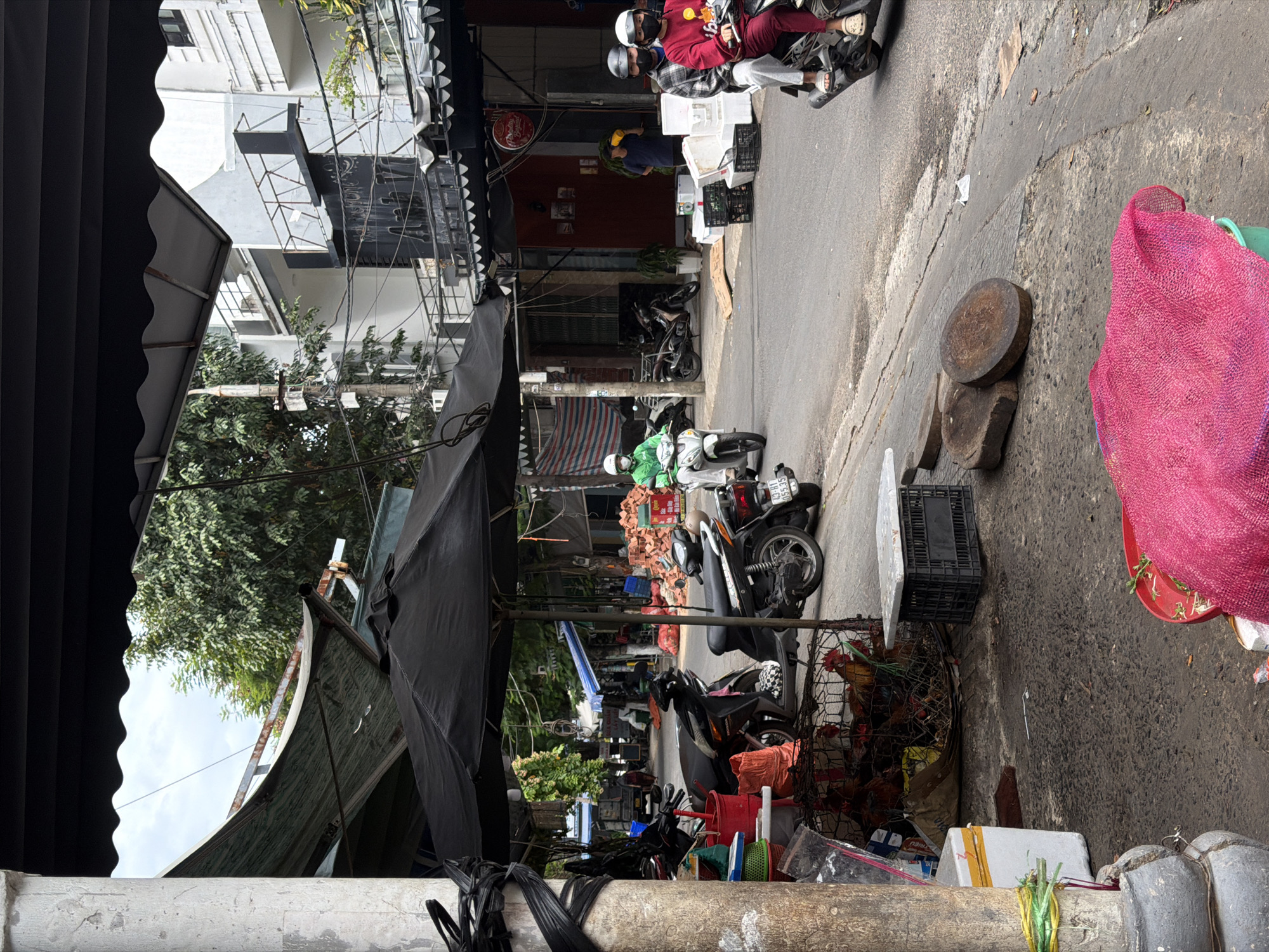 Morning market scenes documented in Đà Nẵng, Vietnam