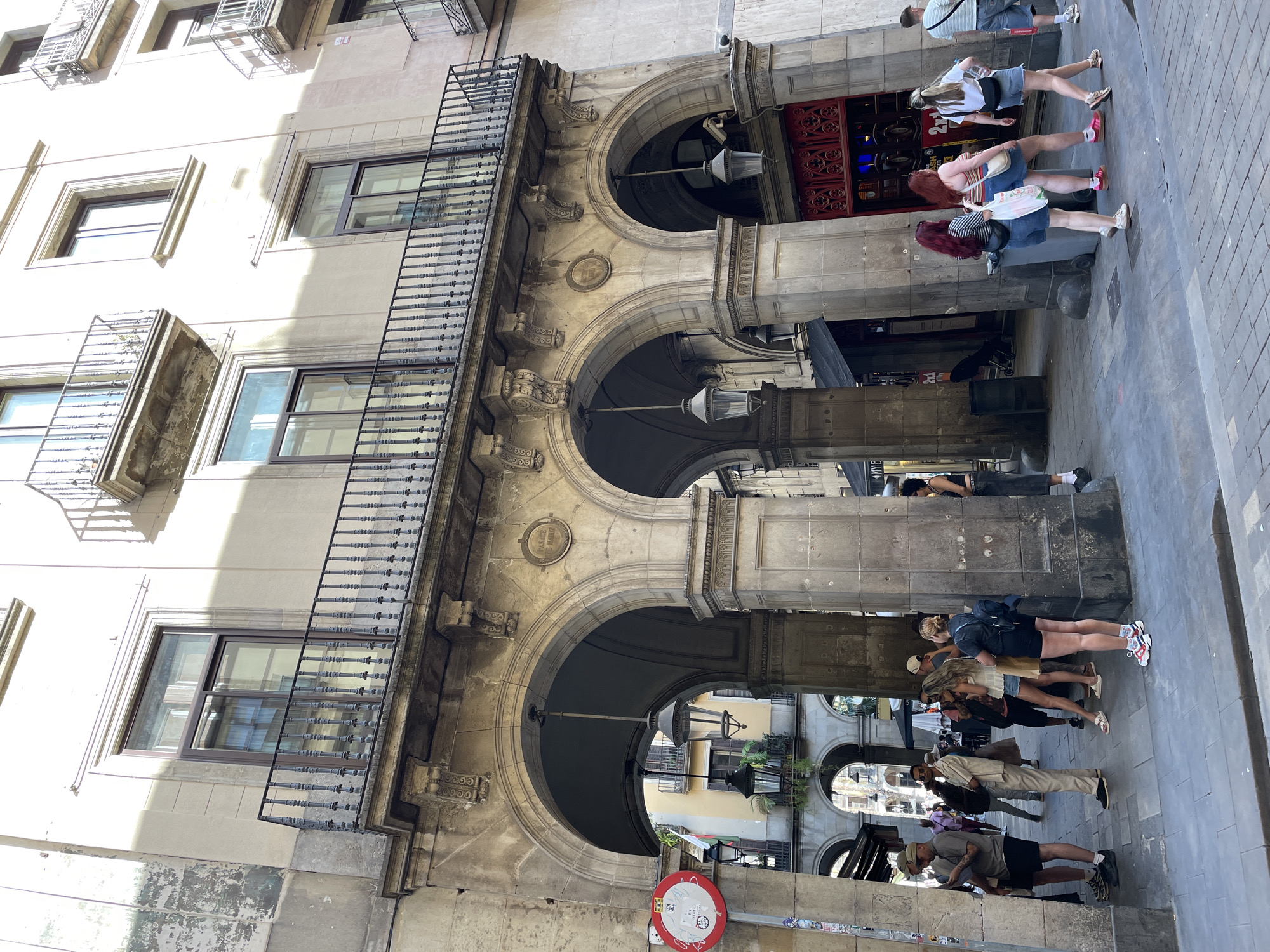 Tourist documents four-hour Barcelona walking tour through historic districts