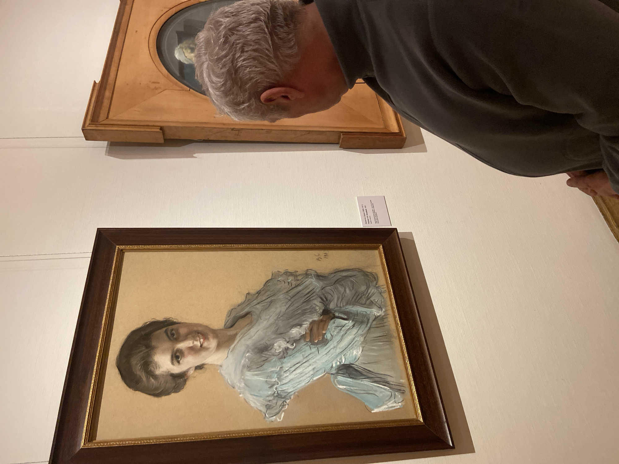 Visitor documents art viewing experience at Moscow's Tretyakov Gallery