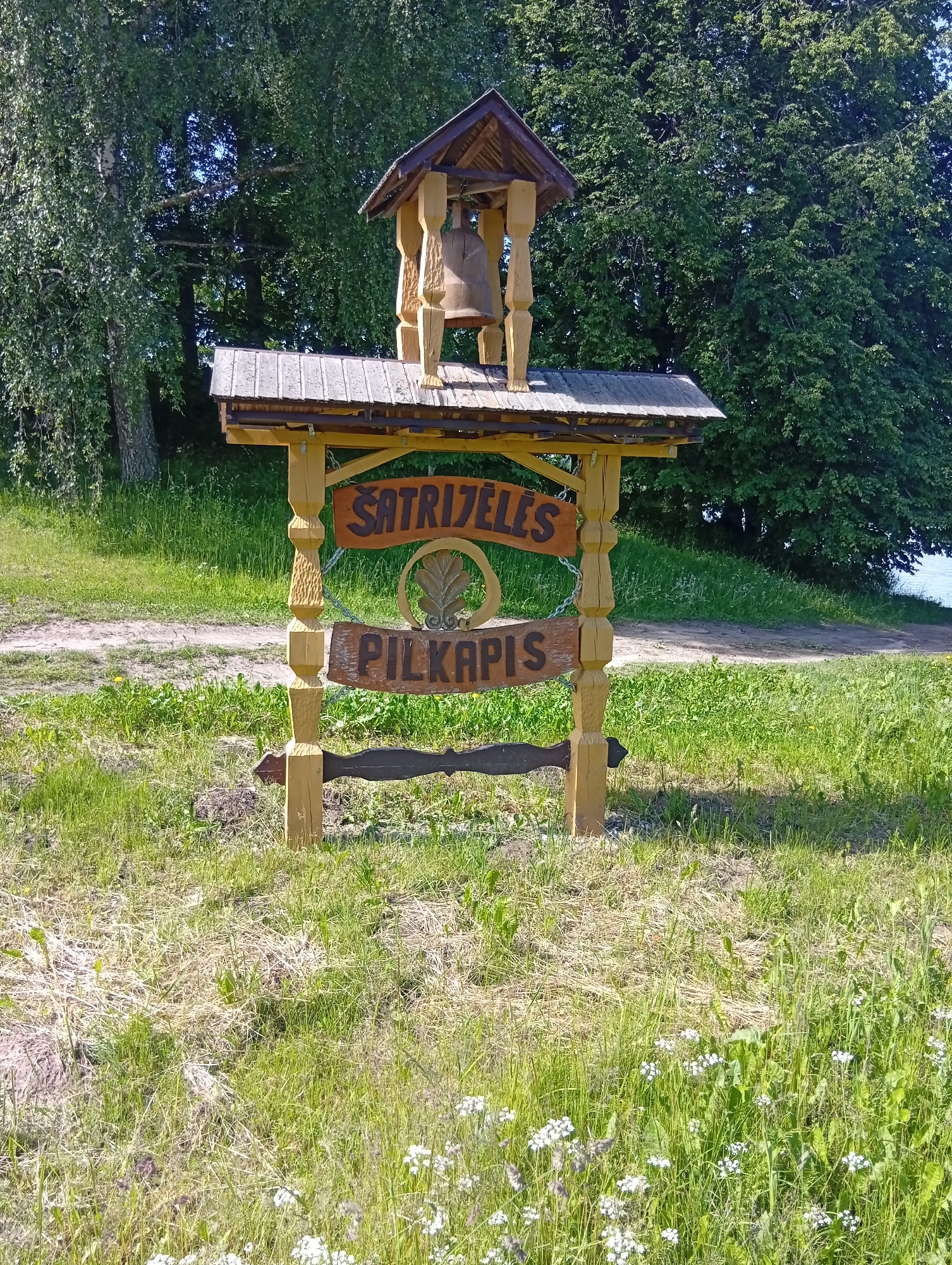 Rural Lithuanian landmarks documented in Paežeriai village morning survey