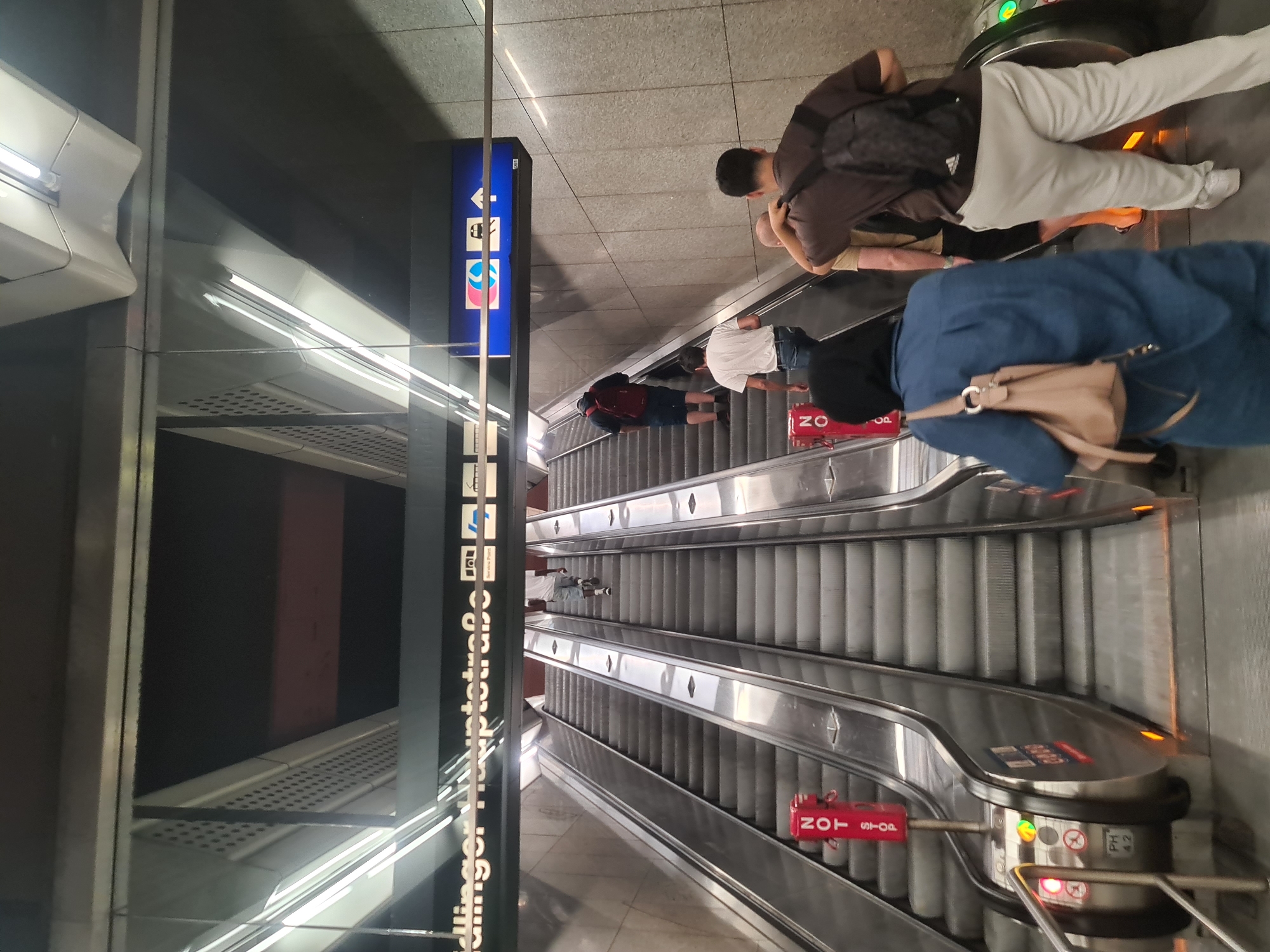 Commuter flow through Wien Mitte station escalators