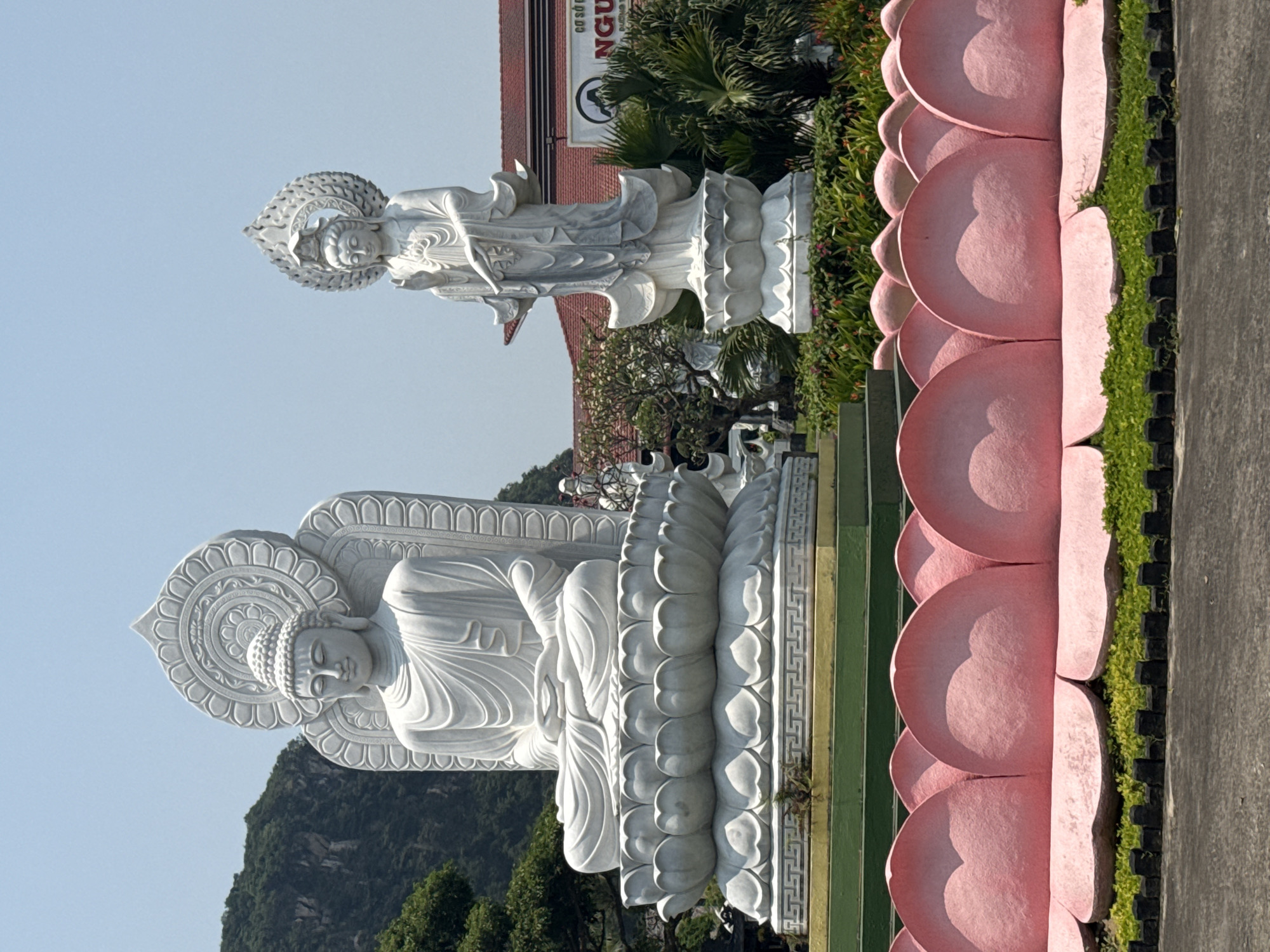 Buddhist marble statues documented at Đà Nẵng temple complex