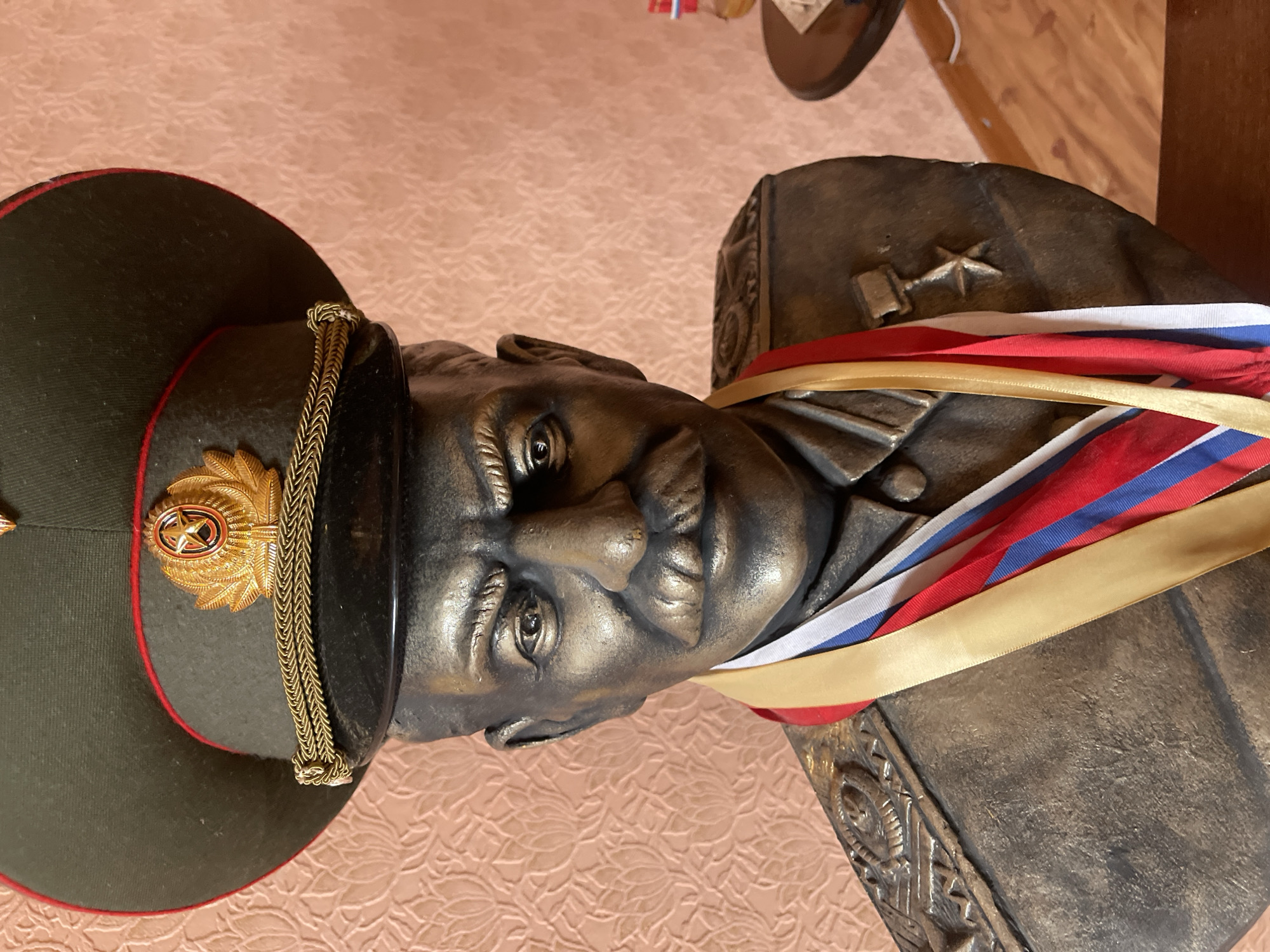 Indoor snapshots from Neryungri: a bust, a lamp, a selfie