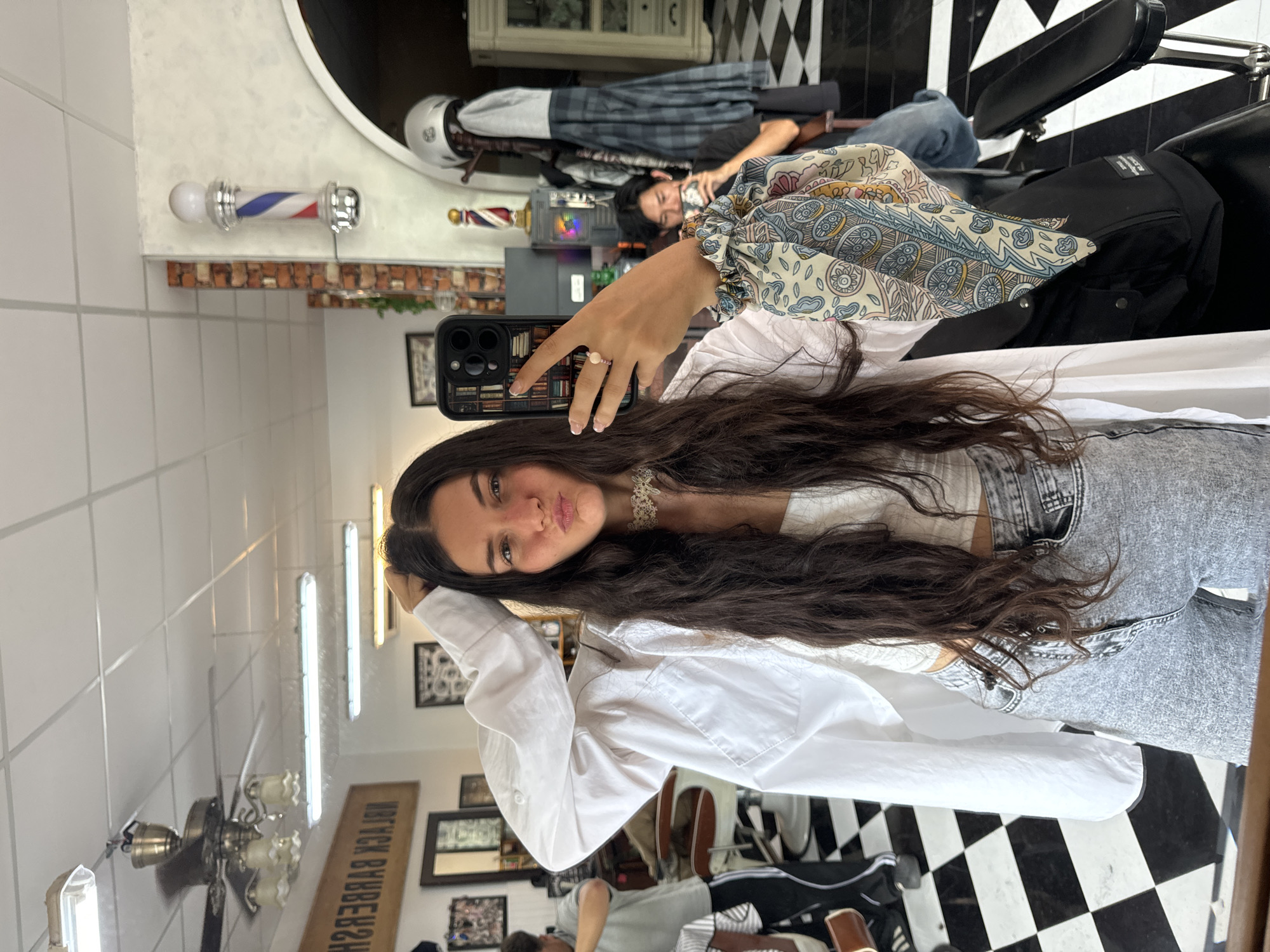 Casual morning at a Phan Thiết barbershop