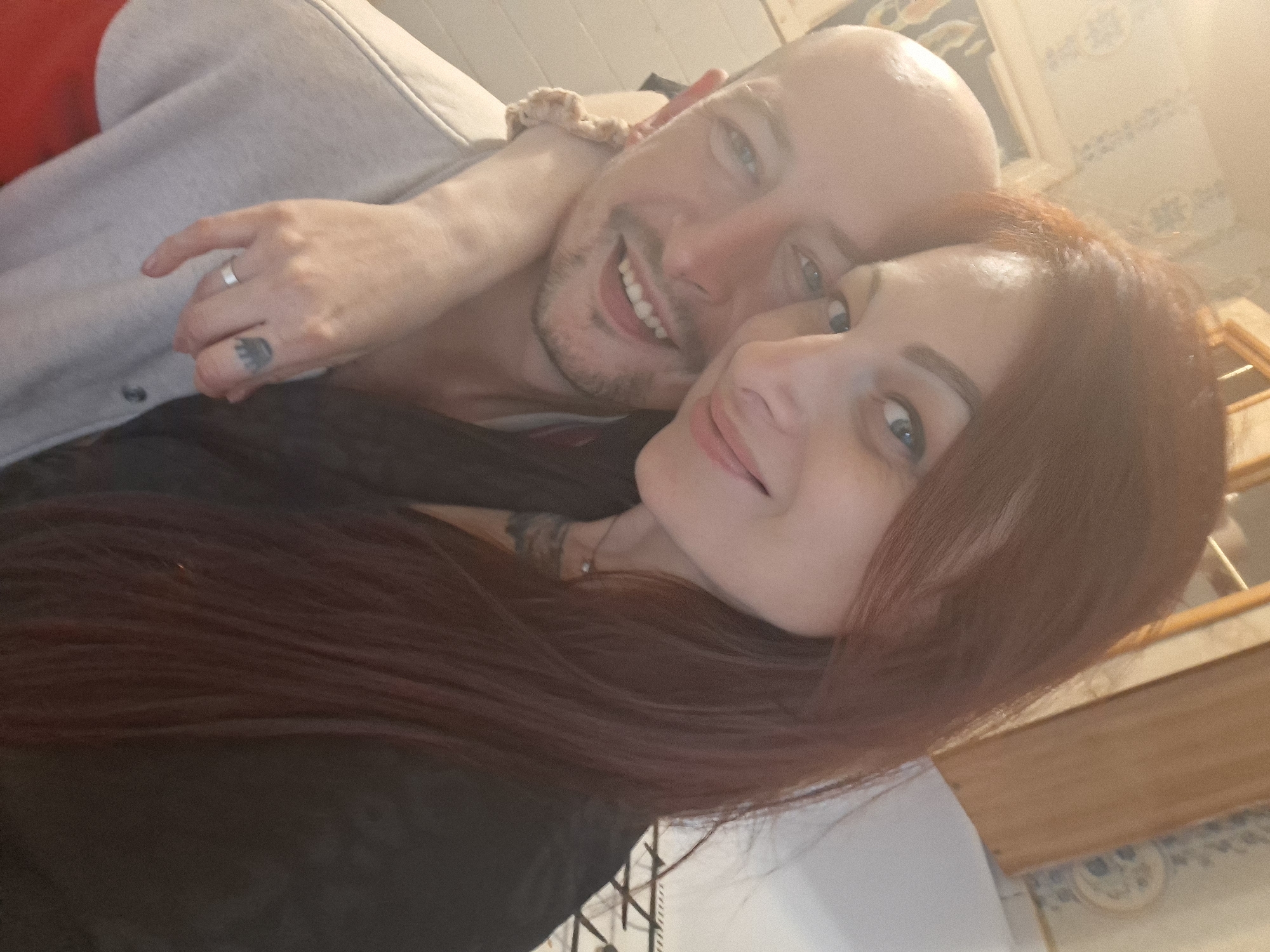 Lazy afternoon at home: selfies, a Sphynx cat, and an omelet