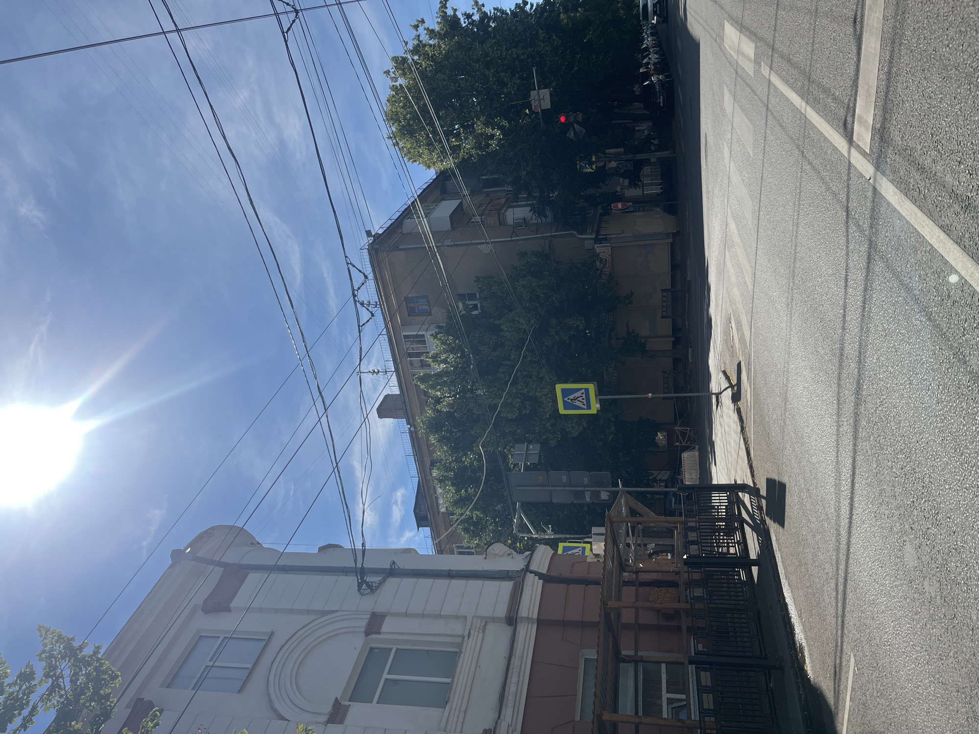 Sunny street corner near a crosswalk in Novaya Usman'