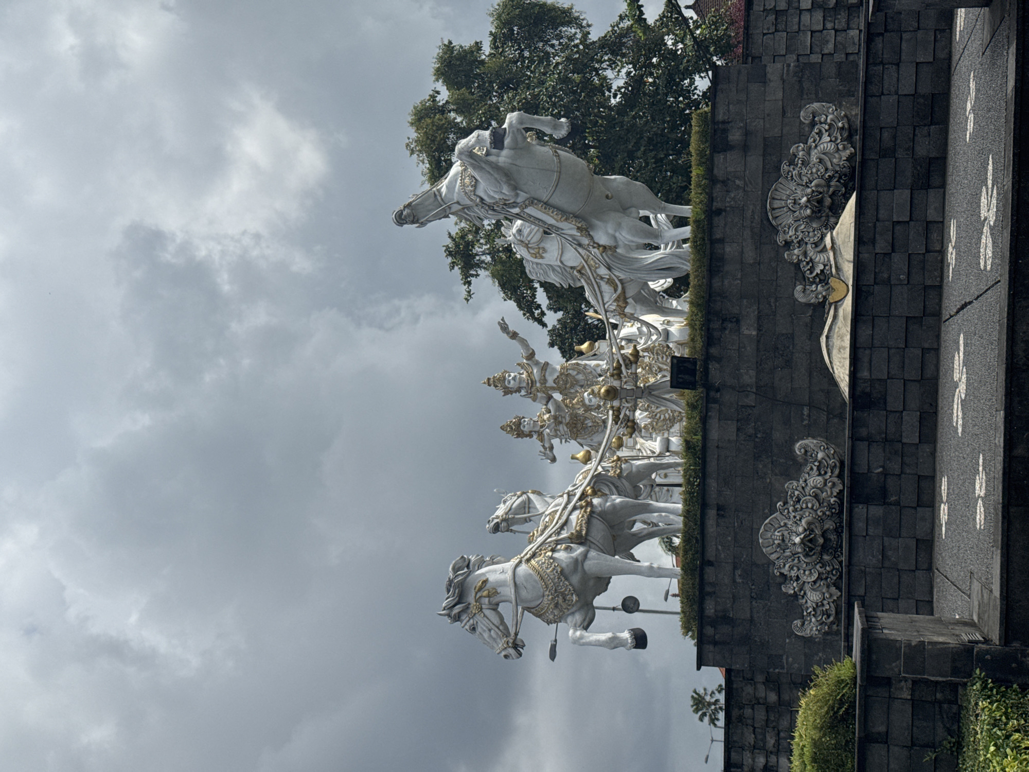 Urban wandering captures statues, cafes, and botanical displays