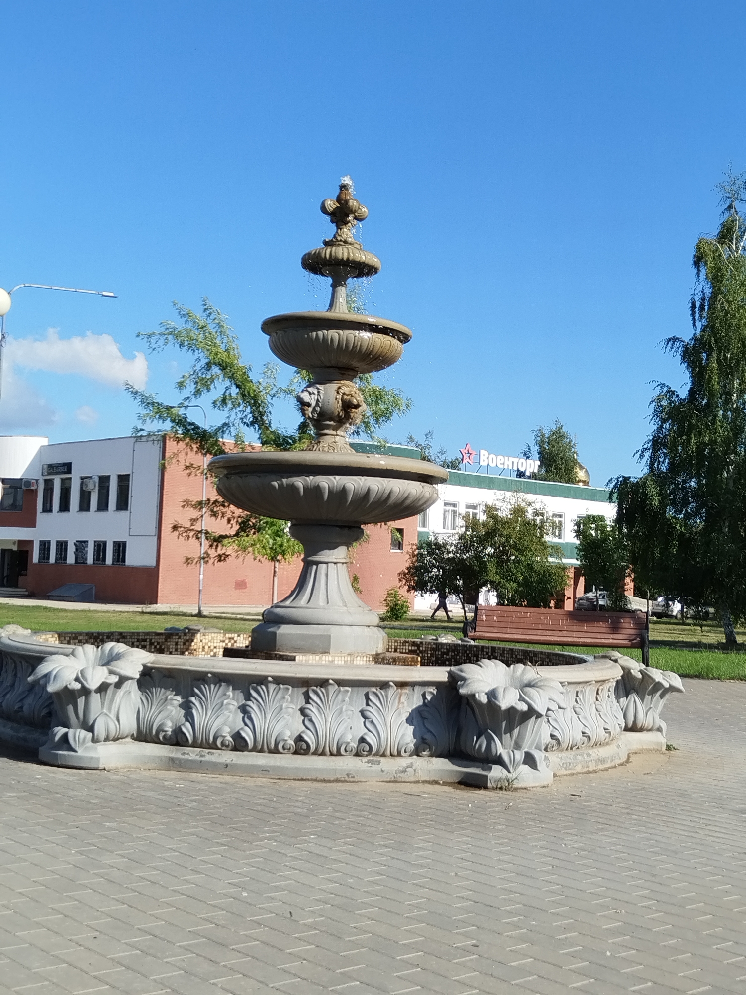 Park, fountain, and playground in Roshchinsky, Russia