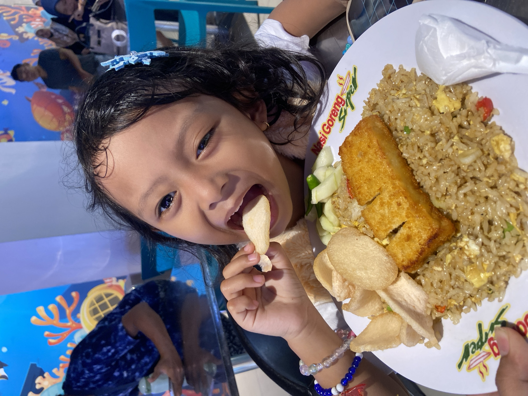 Mother, daughter enjoy morning meal at Surabaya mall food court